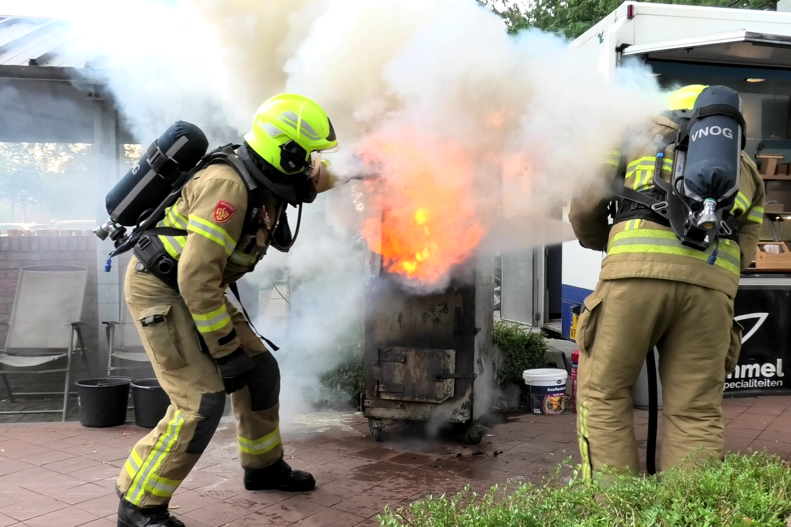 Rookoven met zalm vliegt in brand bij supermarkt
