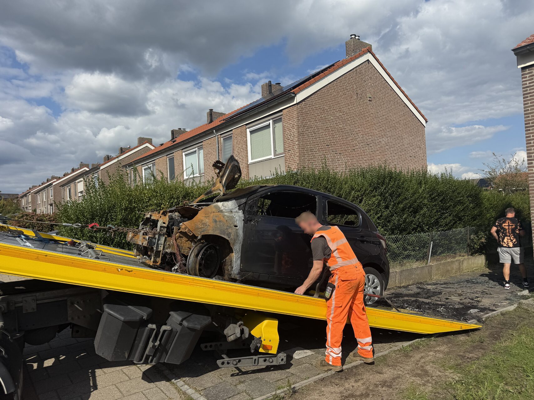 Auto brandt volledig uit naast woning, brandweer voorkomt overslag