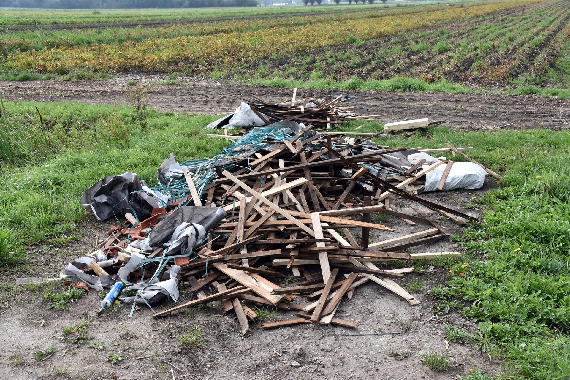 Opnieuw grote hoeveelheid dakdekkersafval illegaal gedumpt