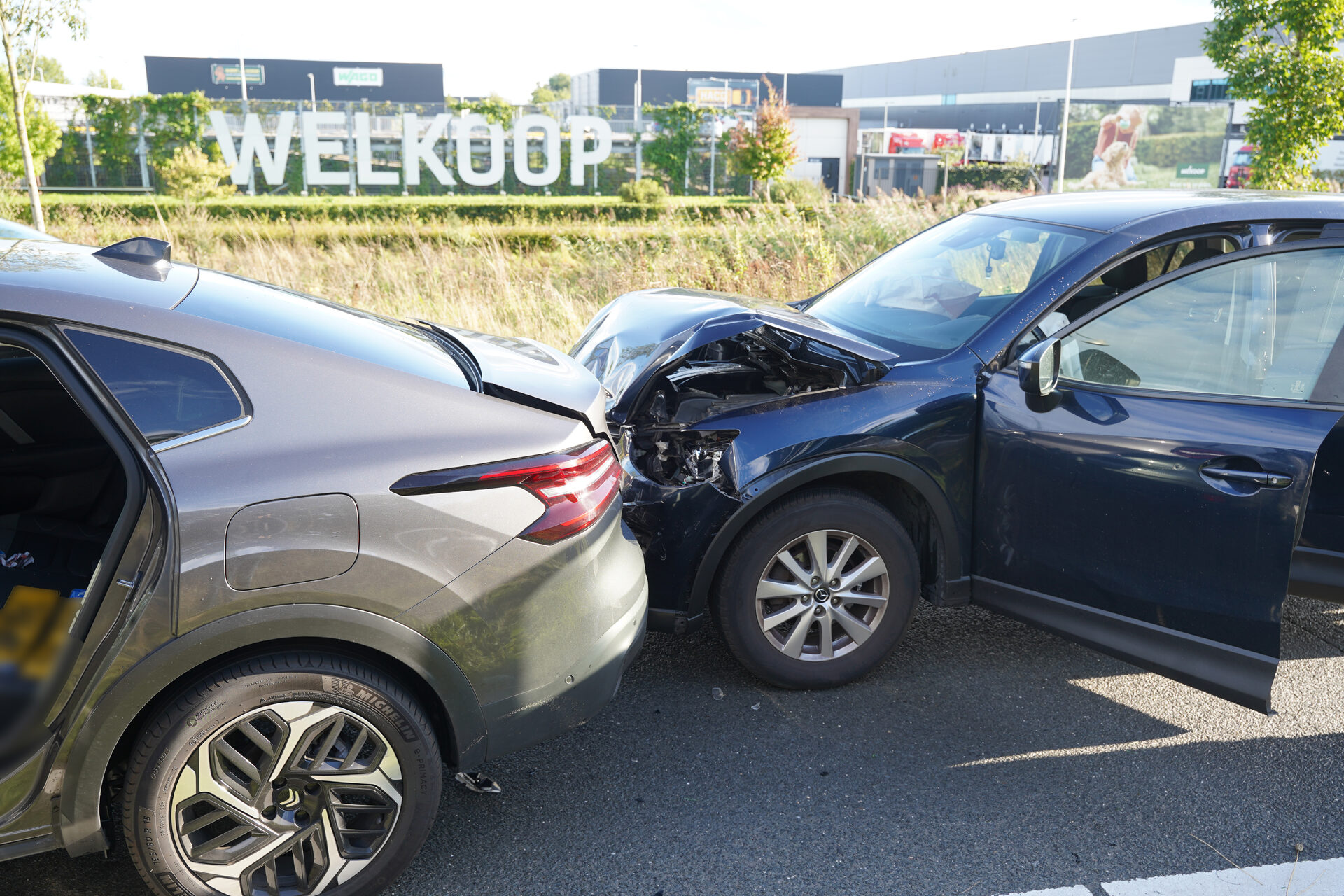 Vier auto’s botsen, hulpdiensten ingezet in Apeldoorn