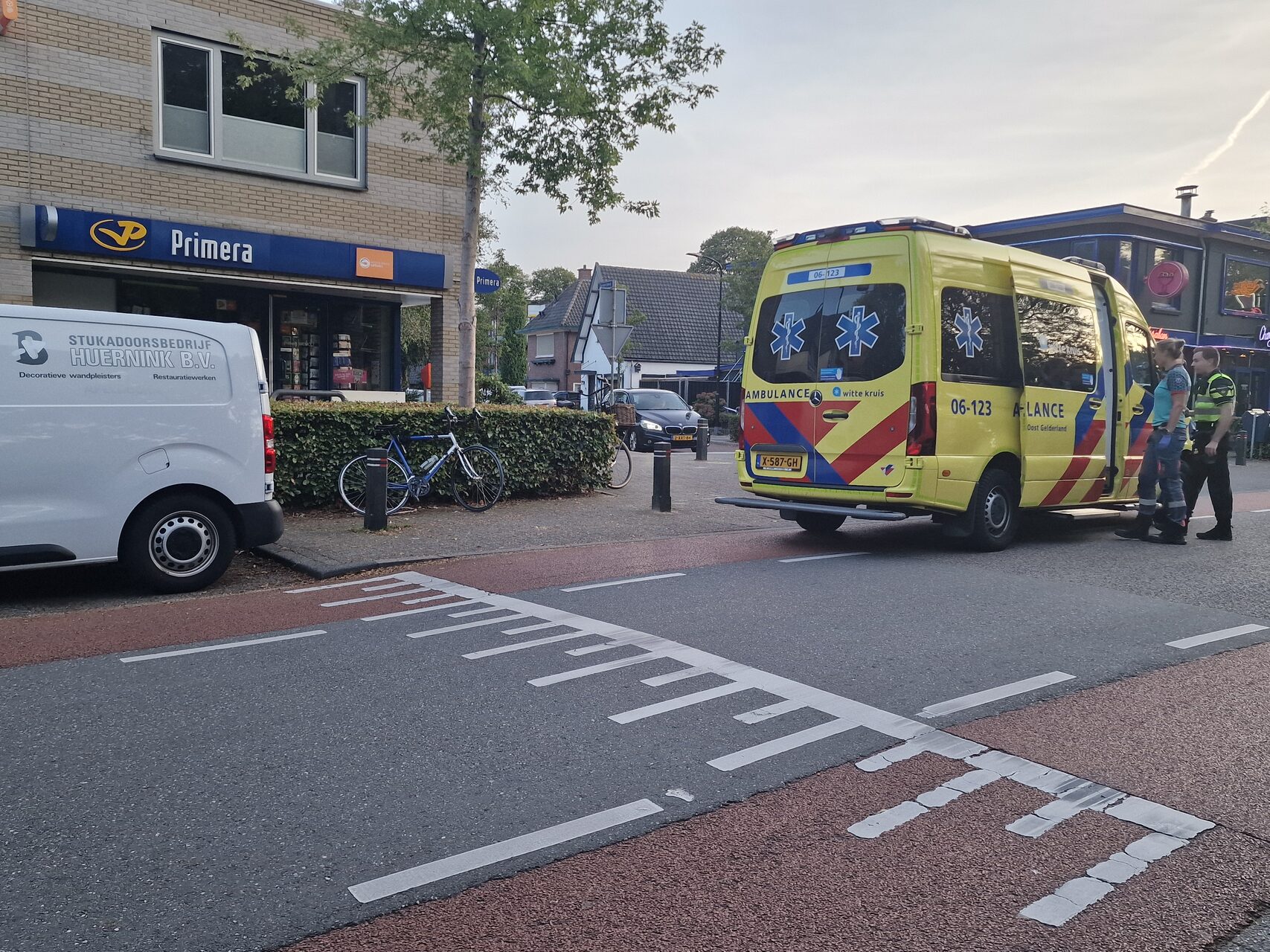 Wielrenner hard ten val en naar ziekenhuis, automobilist na alcohol- en drugstest aanhouden