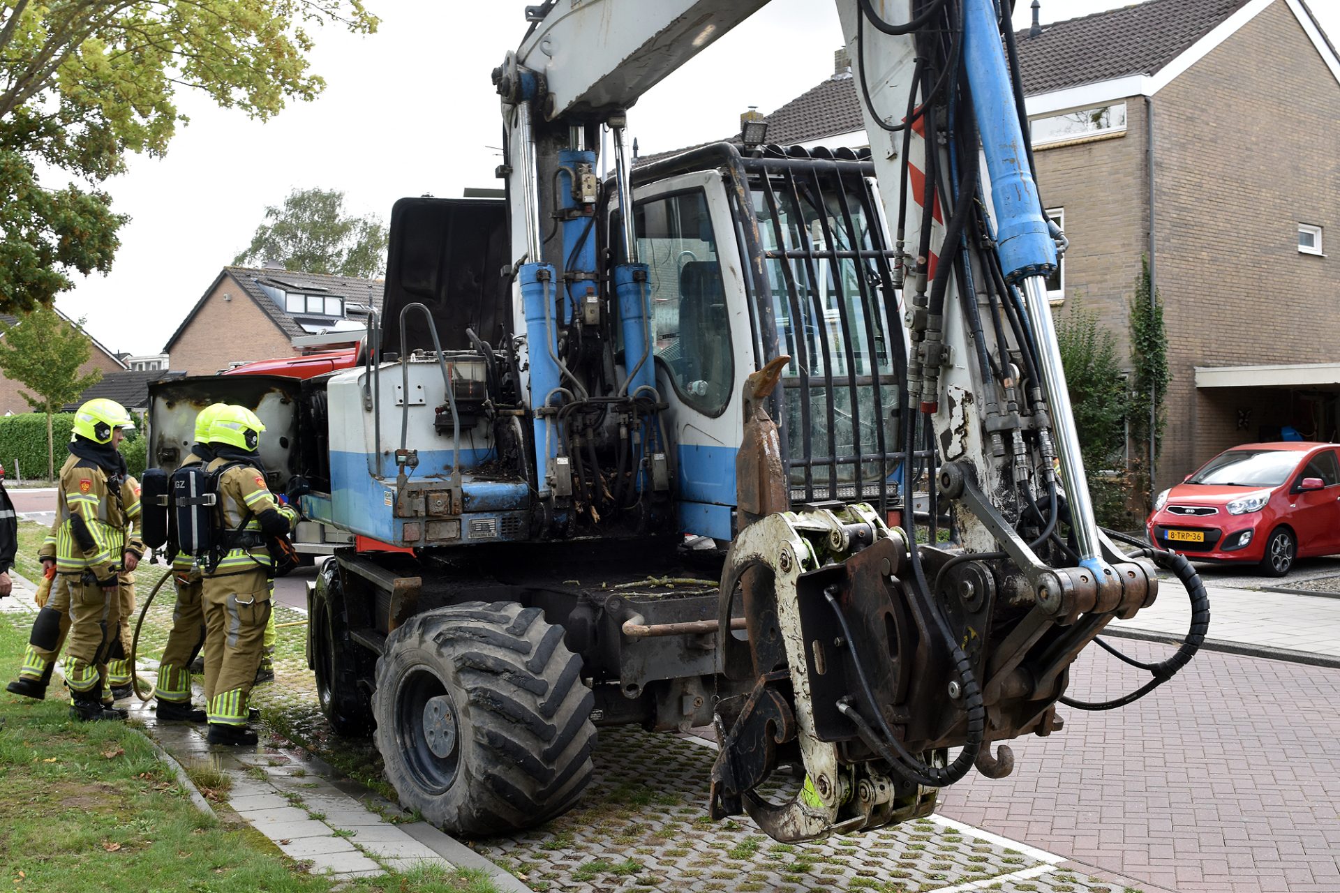 Takken en bladeren vatten vlam in landbouwmachine