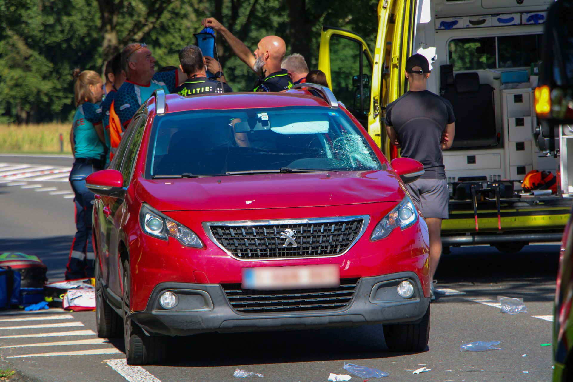 Fietser zwaargewond bij aanrijding met auto