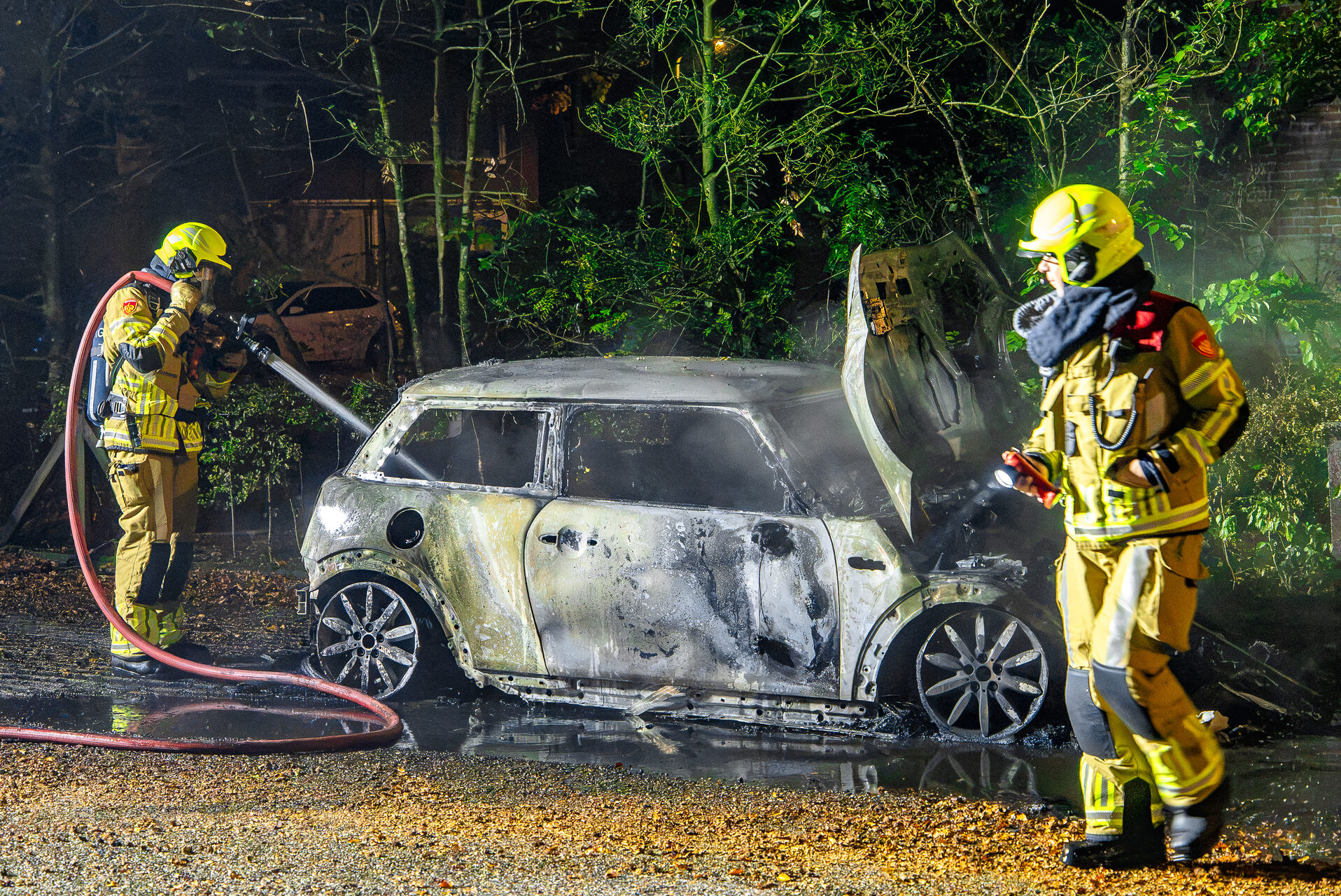 Auto volledig uitgebrand, politie onderzoekt oorzaak