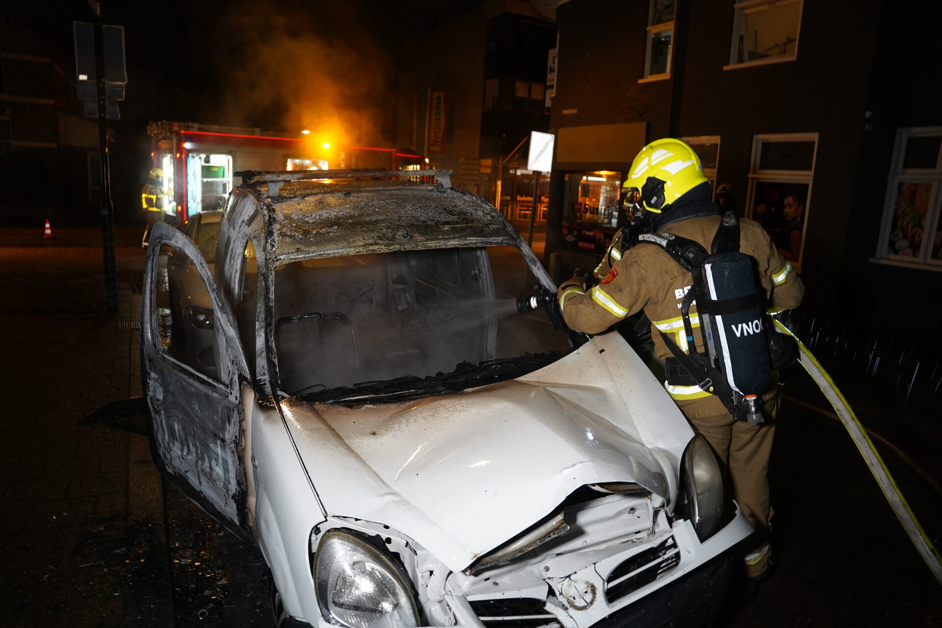 Bestelauto uitgebrand in Apeldoorn, mogelijk gebruikt als slaapplek