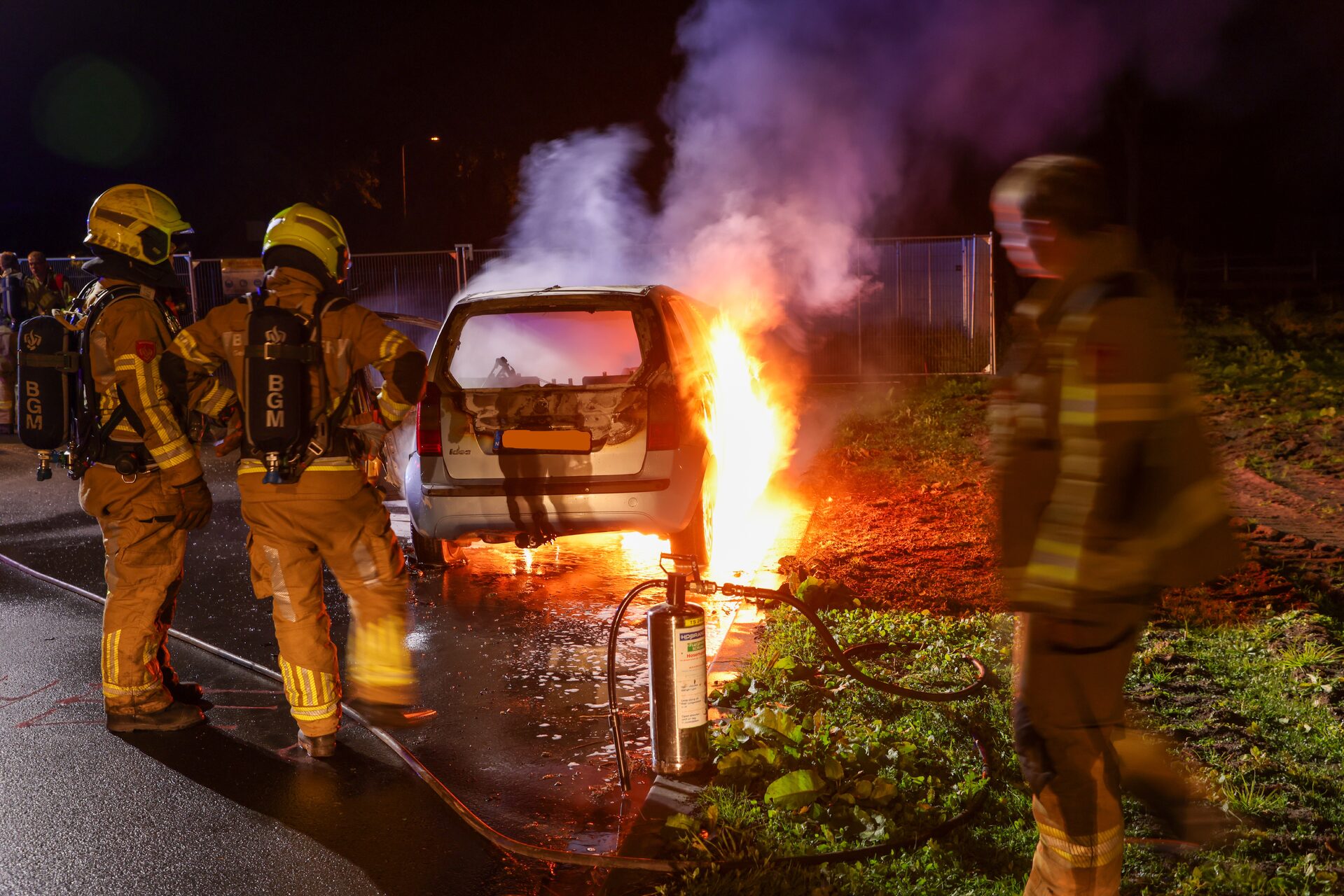 Auto gaat in vlammen op industrieterrein in Lunteren