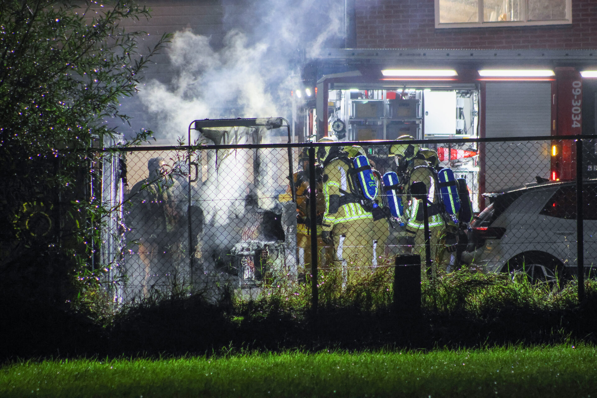 Heftruck volledig uitgebrand bij verhuurbedrijf in Renswoude