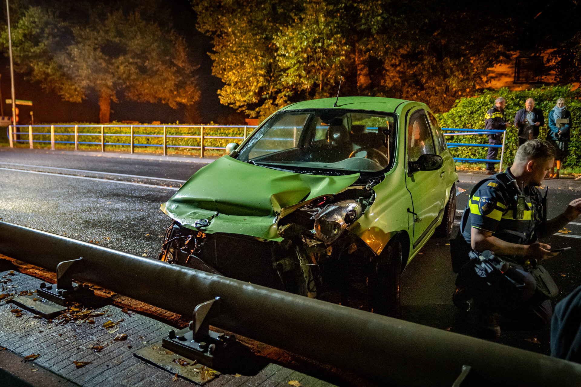 Auto total loss na botsing tegen hekwerk bij Dieren
