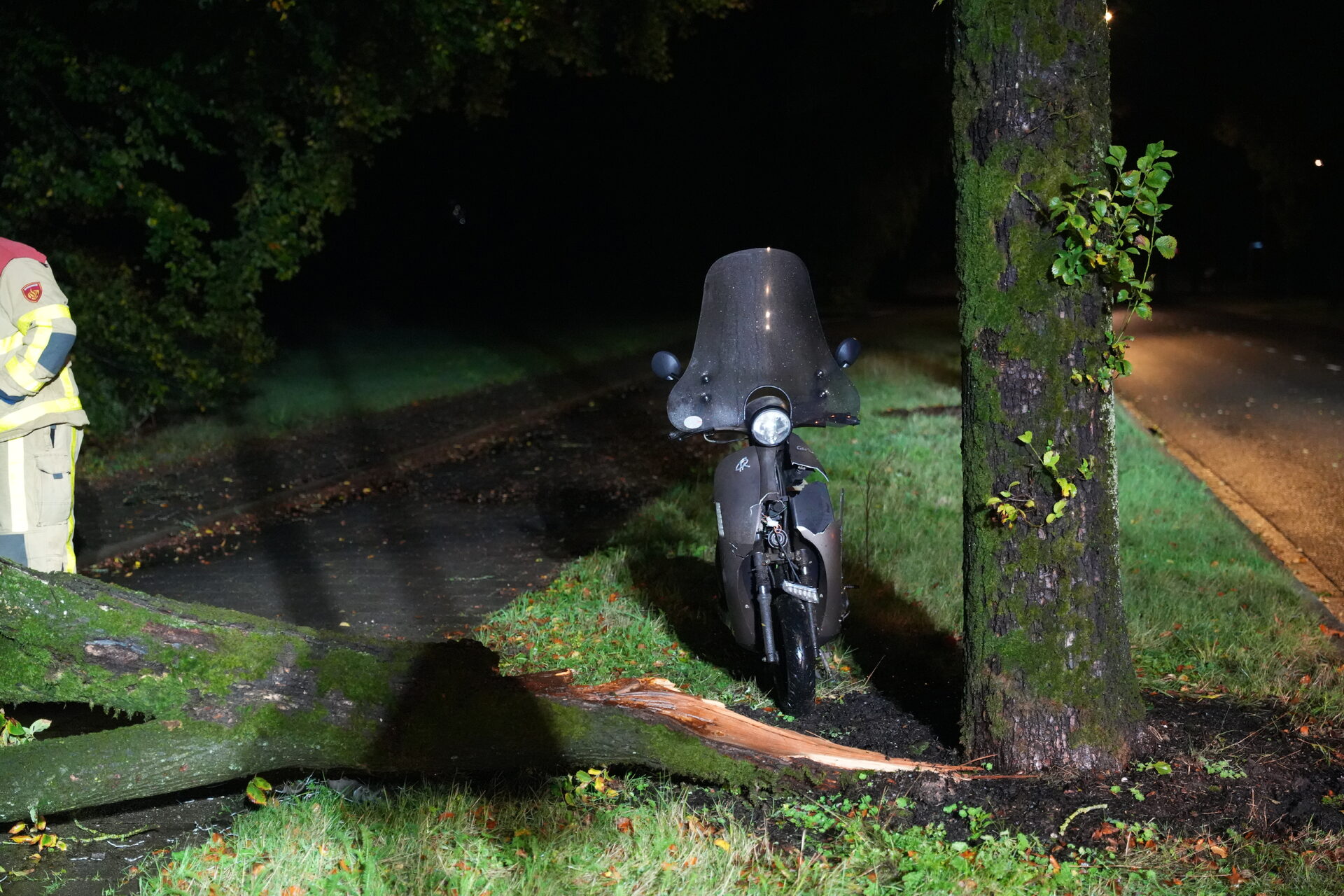 Scooterrijder botst tegen afgebroken boomtop in Apeldoorn