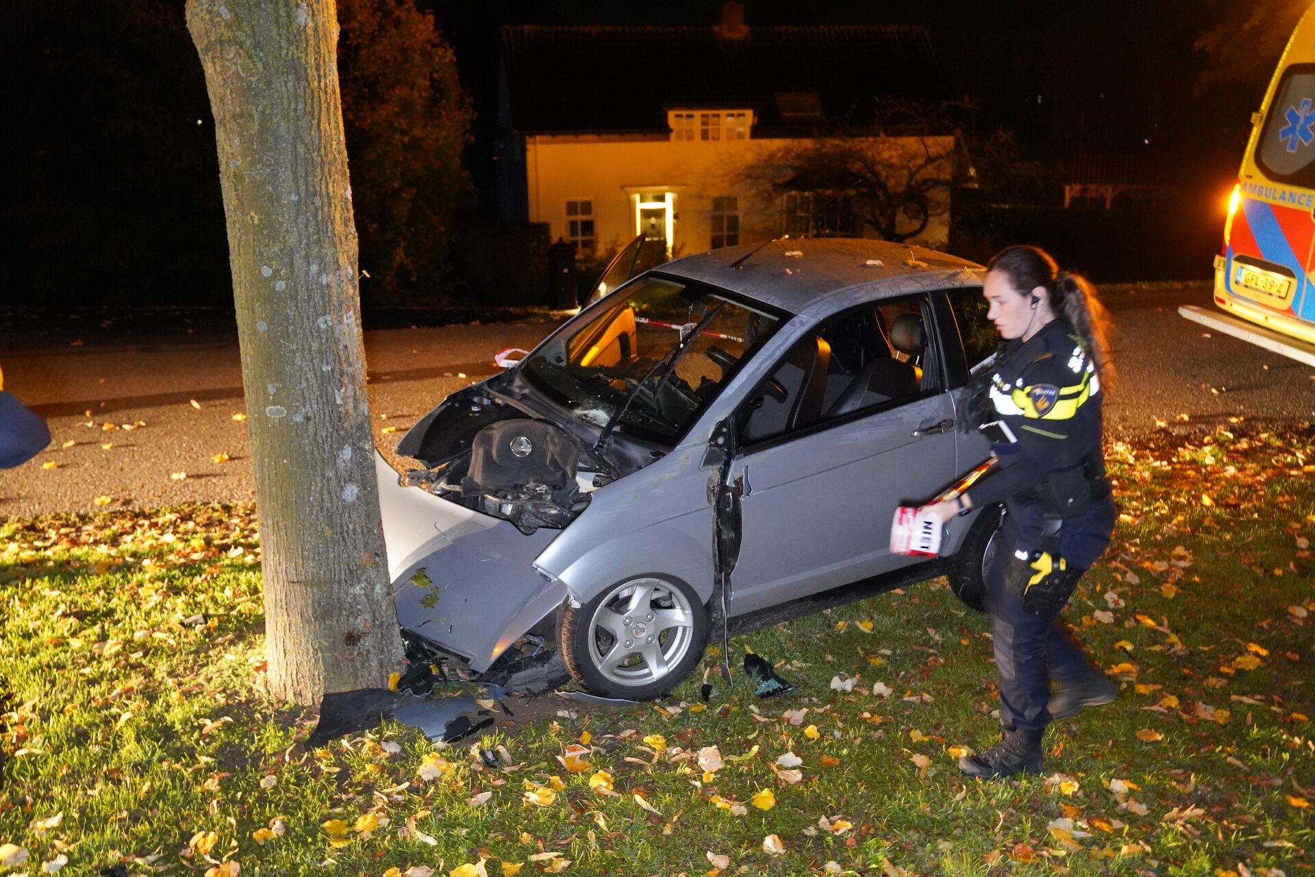 Bestuurder gewond na botsing met brommobiel tegen boom