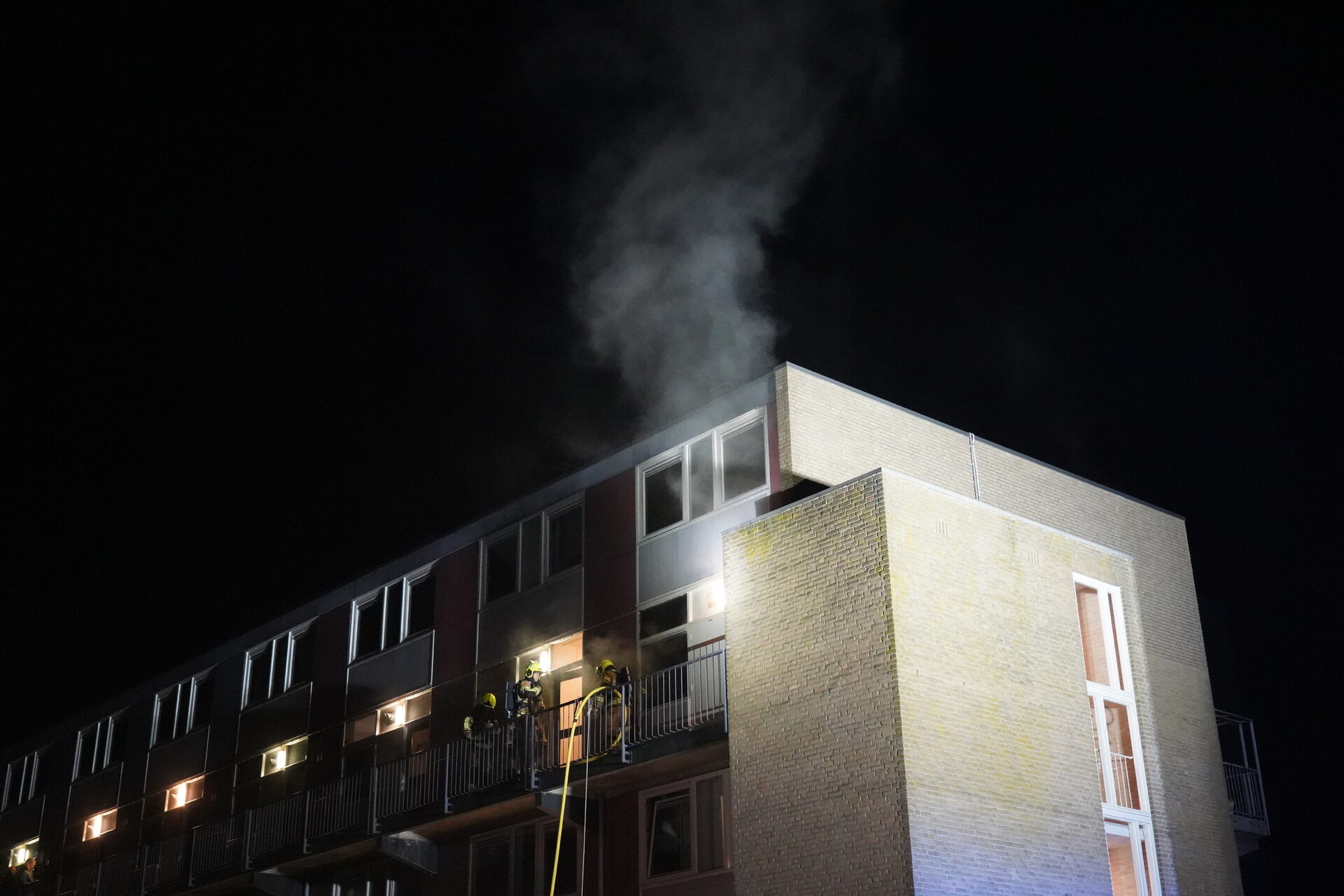 Brandweer redt twee bewoners met hoogwerker bij flatbrand in Nijmegen