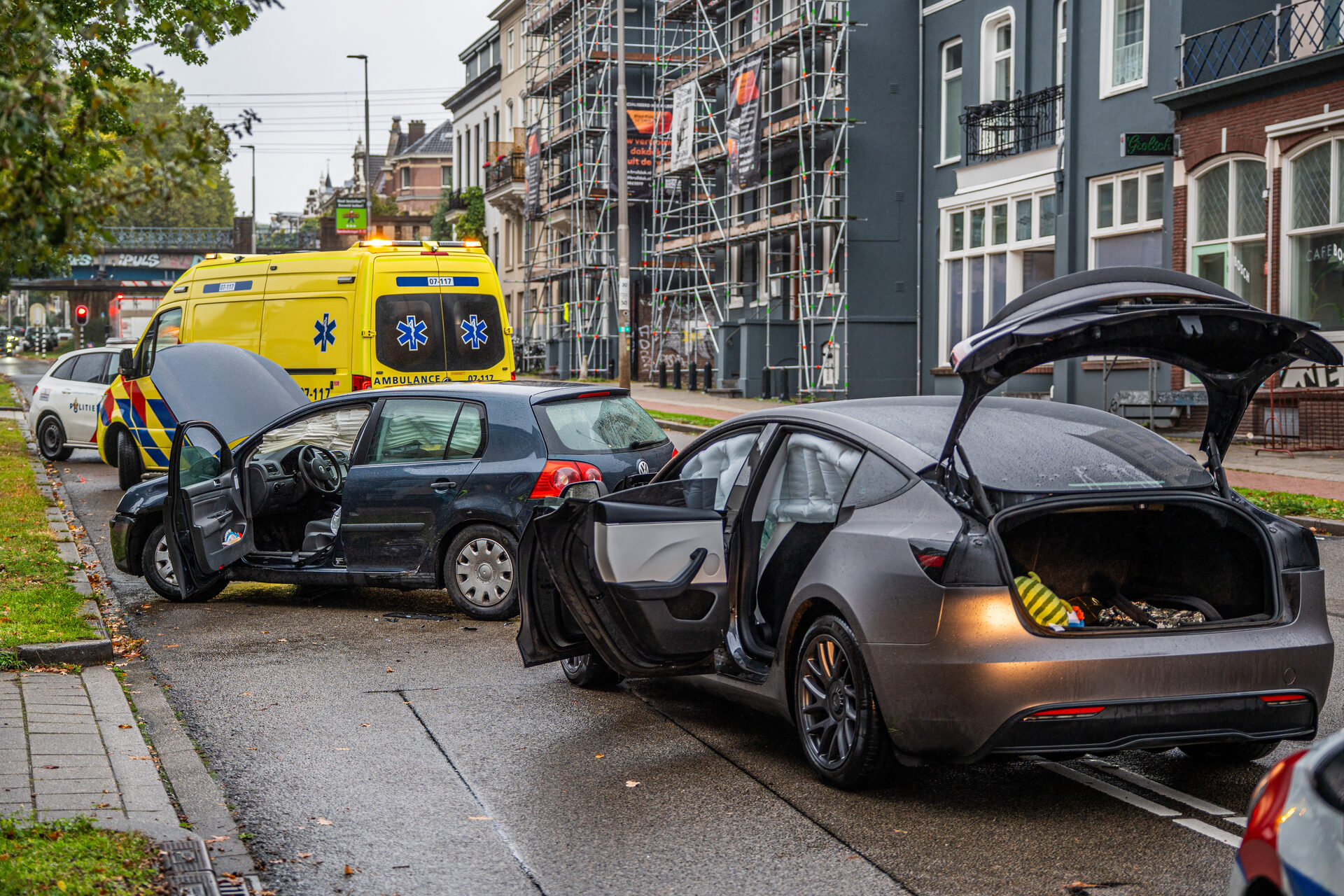 Twee auto’s botsen op kruising en raken flink beschadigd