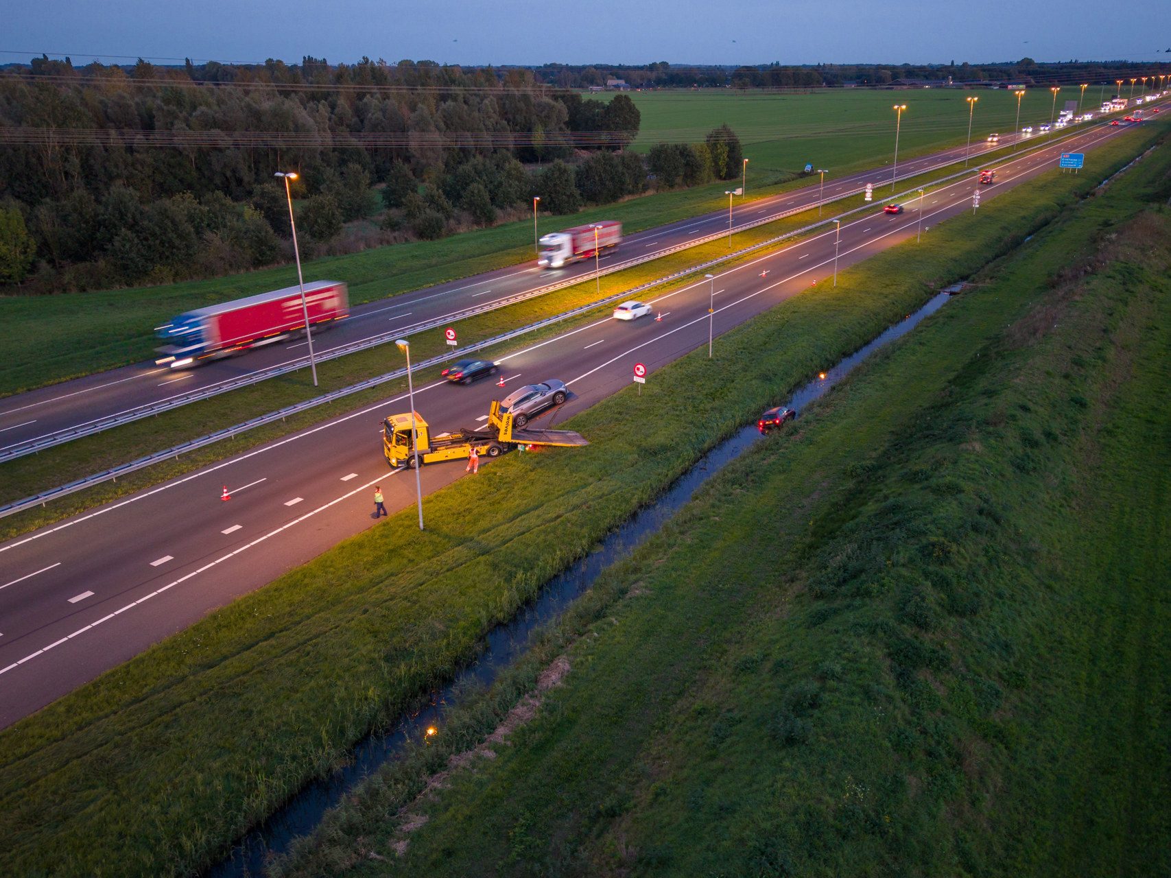 Auto belandt in sloot naast A50, mogelijk twee voertuigen betrokken