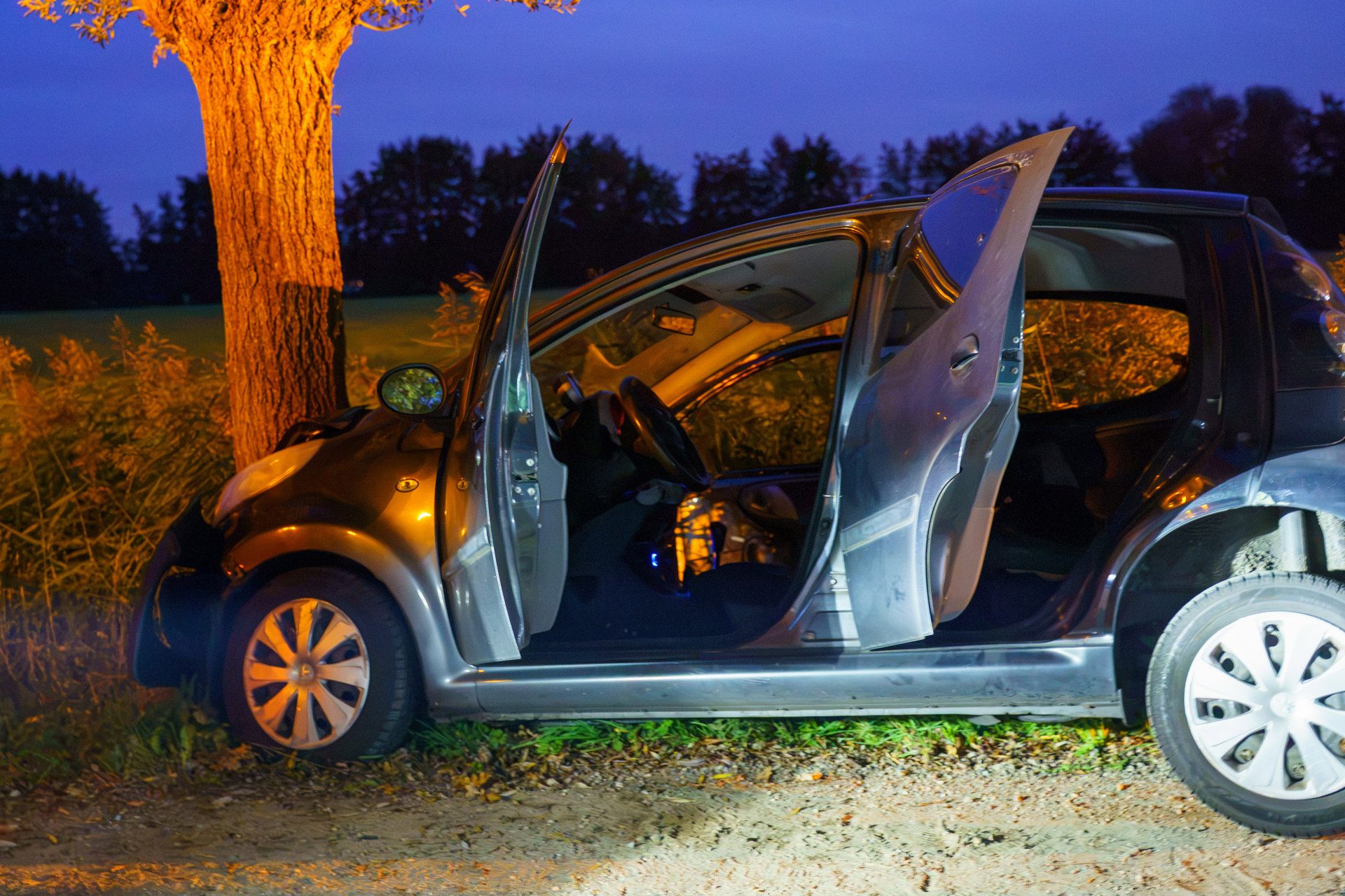 Auto met drie inzittenden botst tegen boom in Nijkerk