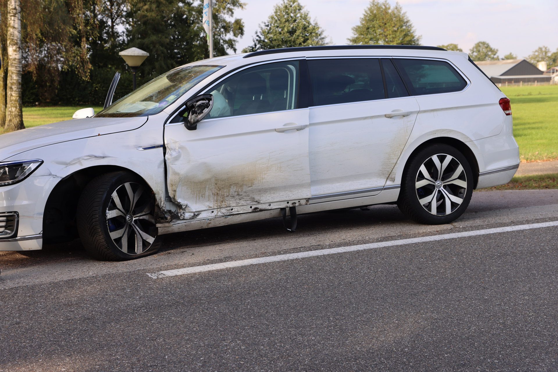 Motorrijder vliegt uit bocht en knalt op tegemoetkomende auto