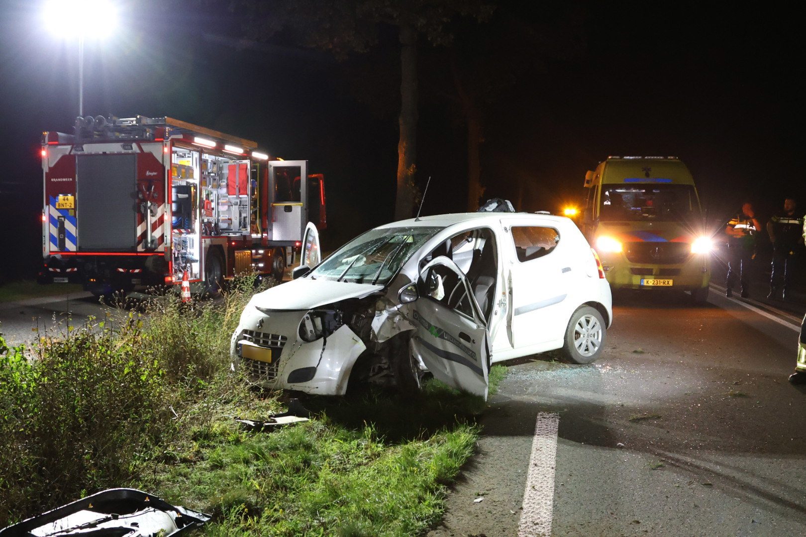 Auto botst tegen boom in Acquoy, traumahelikopter opgeroepen