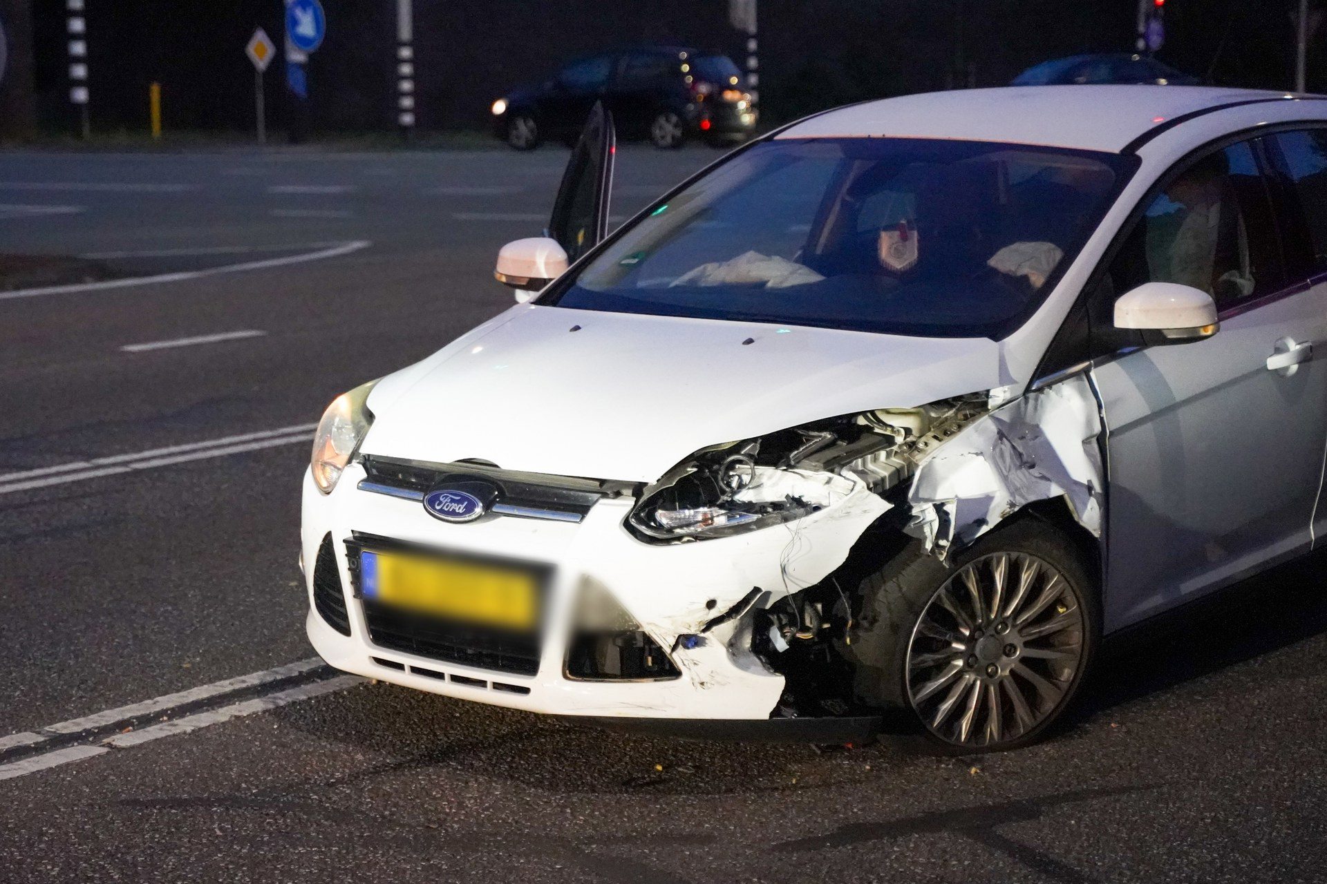Jonge kinderen nagekeken na harde botsing tussen auto’s