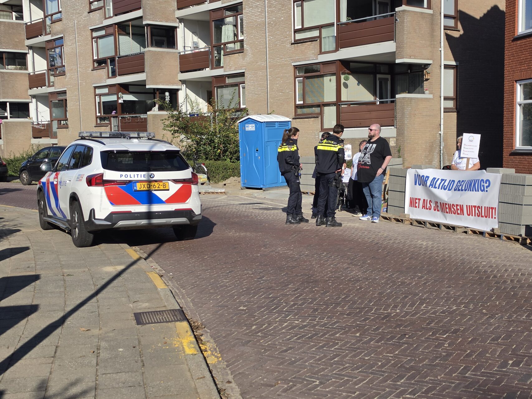 Oud-leden Jehovah’s Getuigen demonstreren voor Koninkrijkszaal