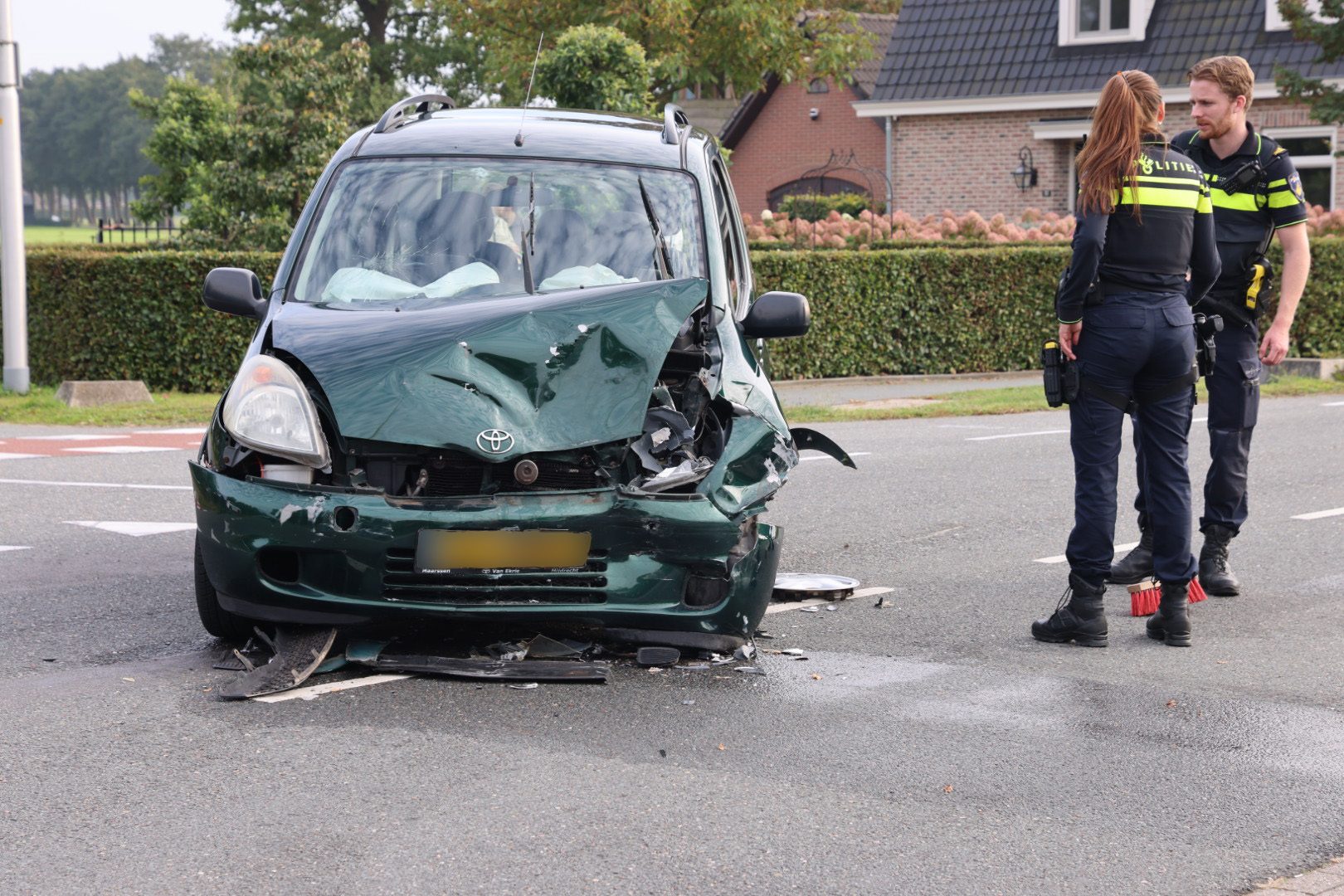 Vrouw gewond bij botsing tussen twee auto's in Lunteren