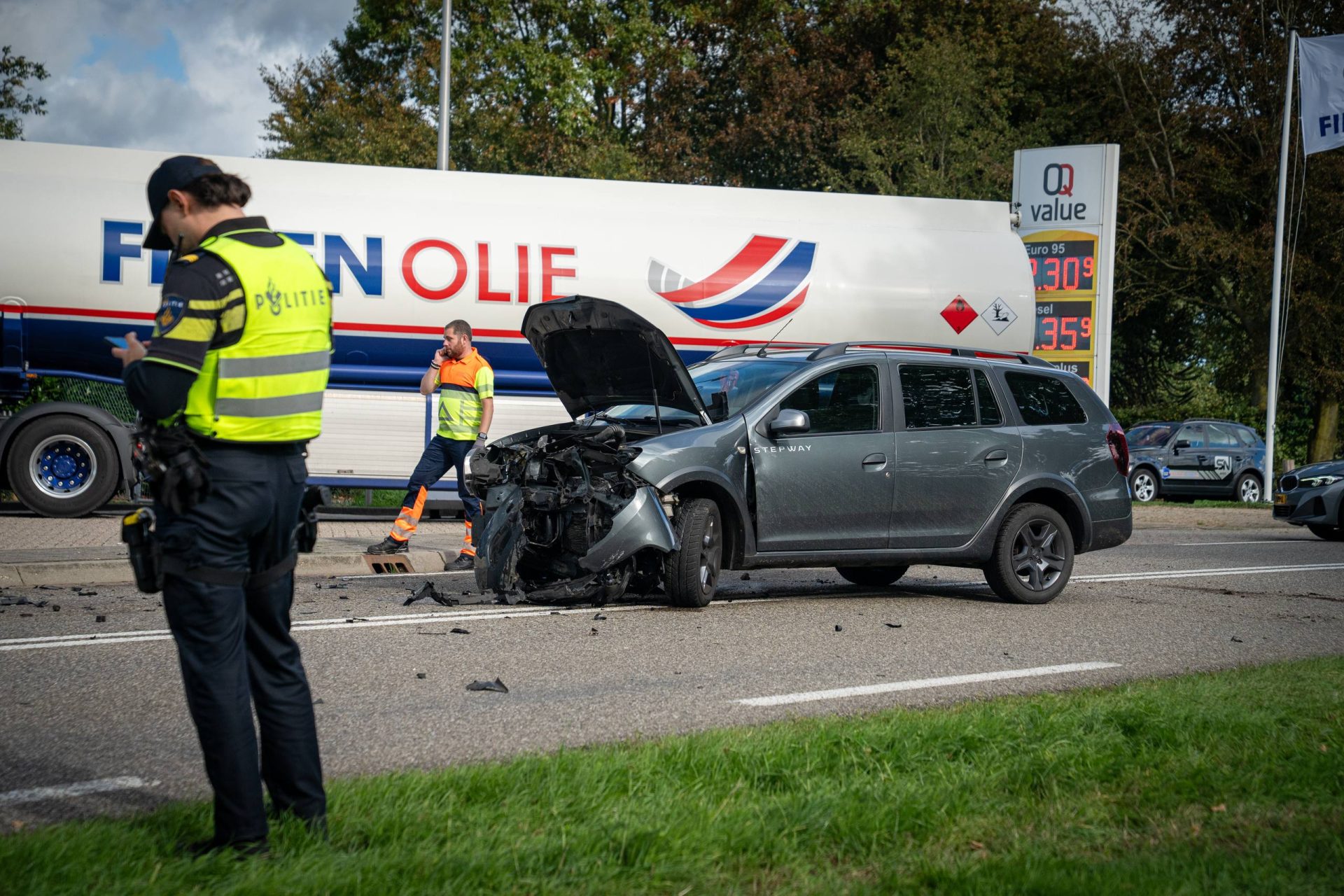 Auto botst tegen installatie van tankstation na ongeval
