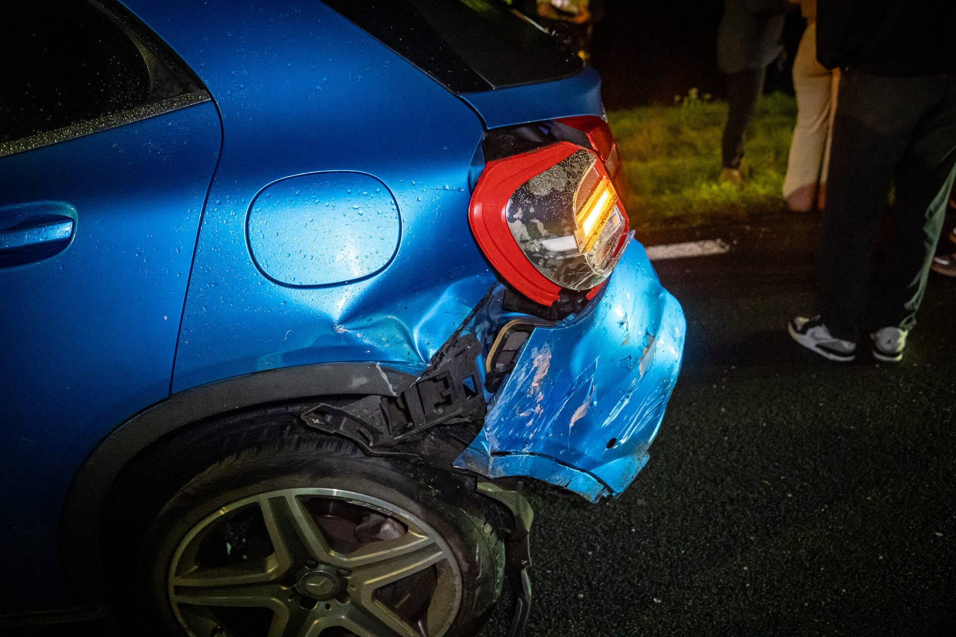 Drie auto’s botsen, brokstukken en kegels vliegen in het rond door hardrijders