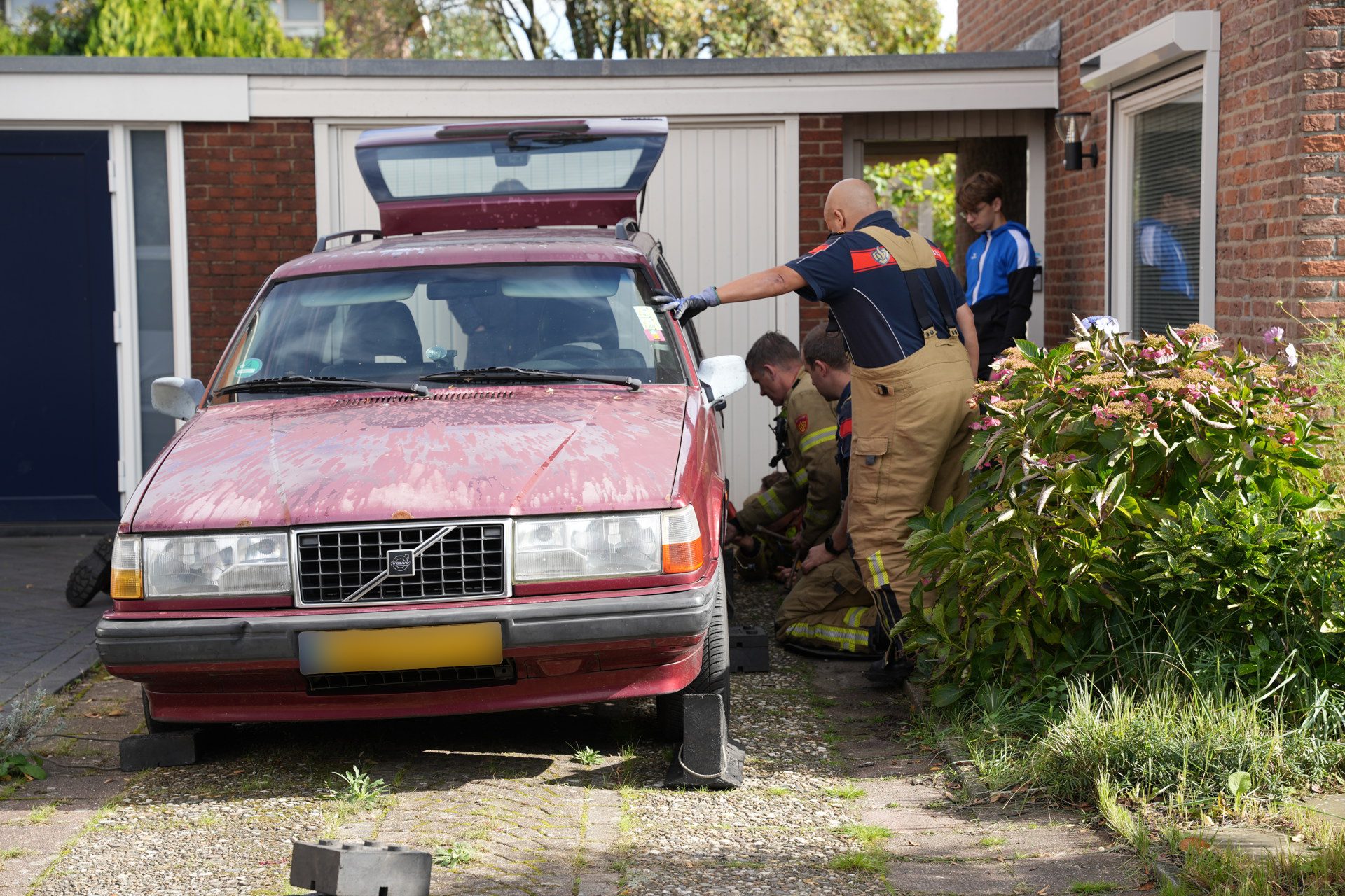 Brandweer bevrijdt kat die vastzat bij achteras van geparkeerde auto