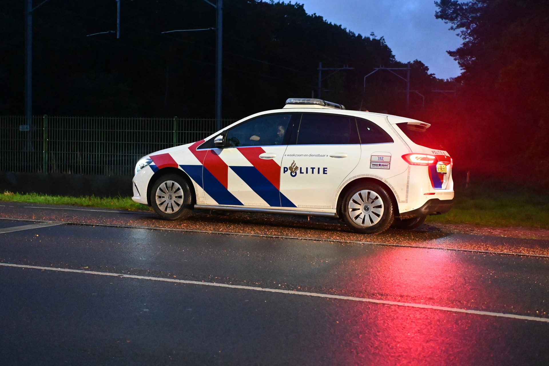 Politiehelikopter cirkelt boven spoor, politie massaal aanwezig