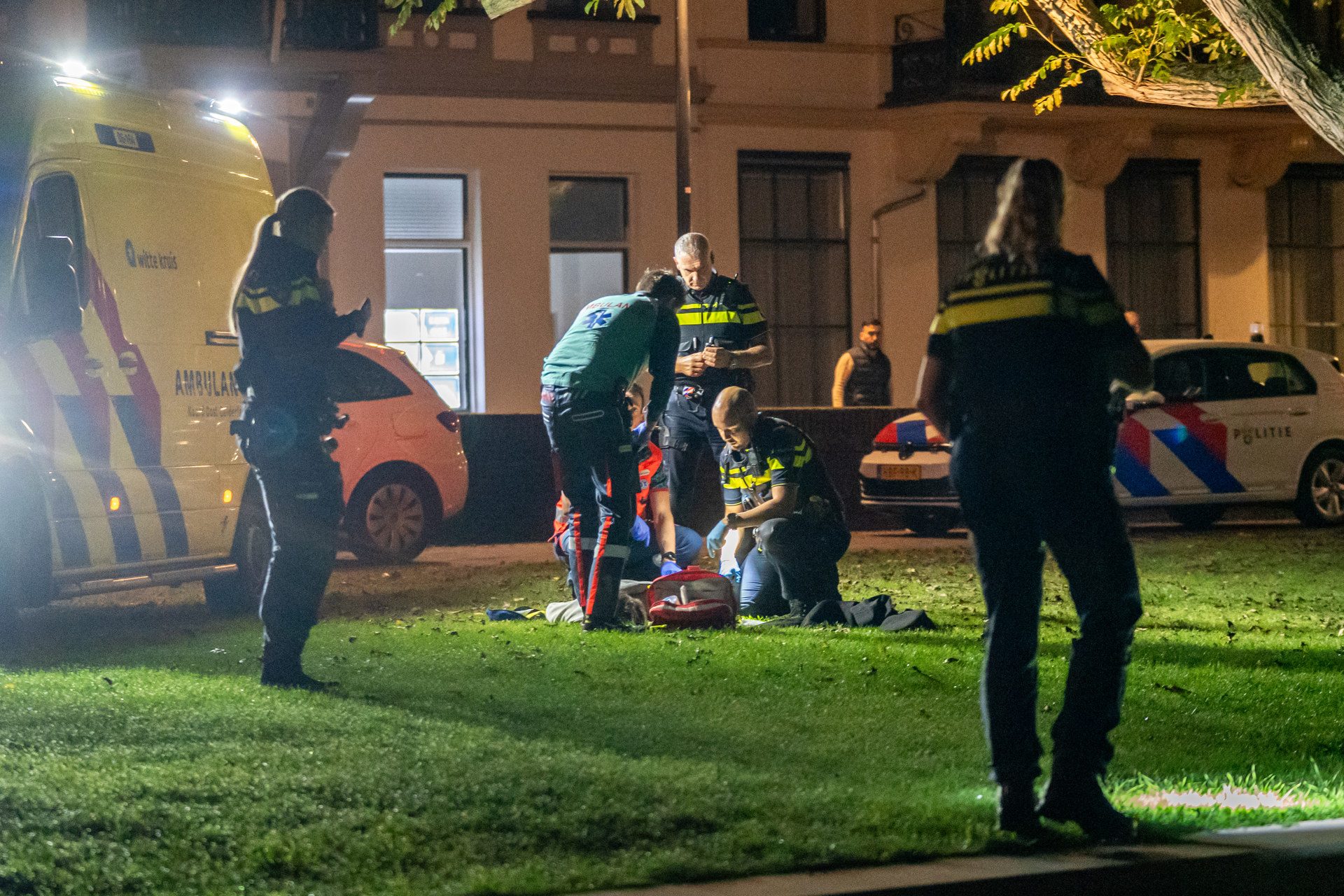 Jongeman (16) gestoken en naar ziekenhuis overgebracht, verdachten aangehouden