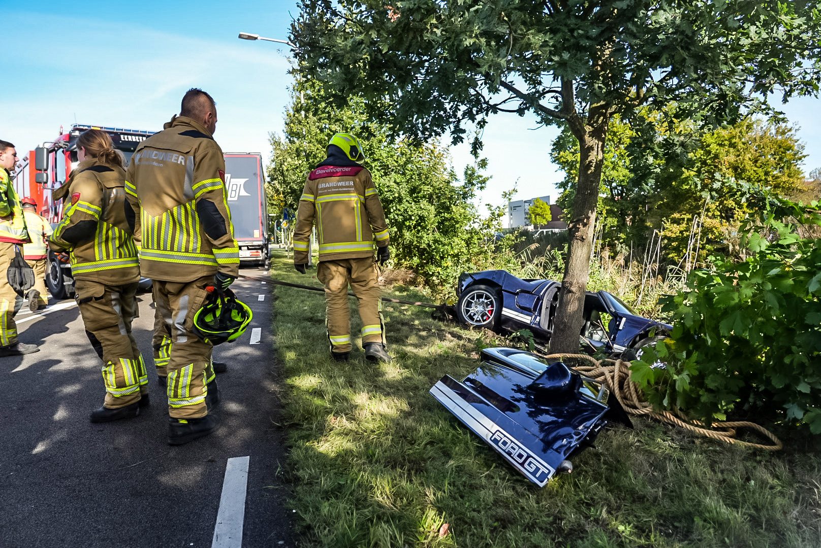 Peperdure sportwagen crasht tijdens proefrit