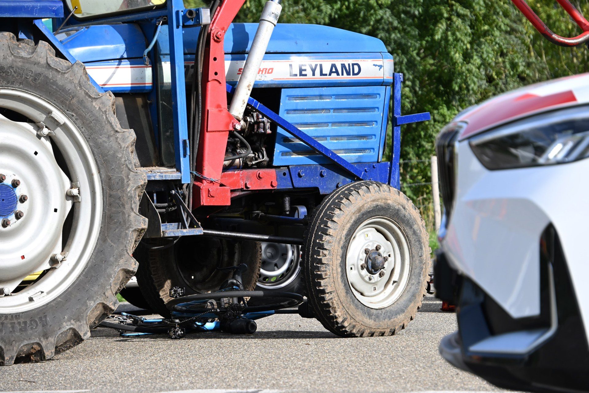 Wielrenner onder tractor na botsing, traumahelikopter ingezet