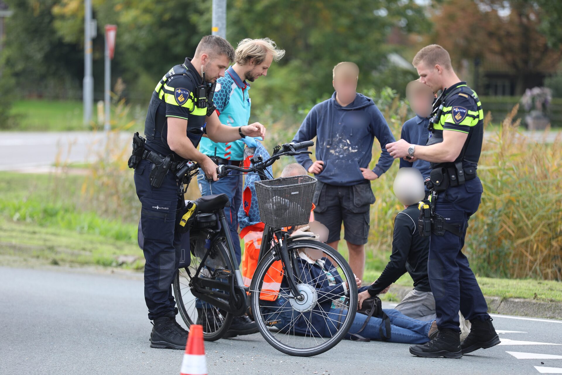 Bestelwagen rijdt fietsster aan op rotonde