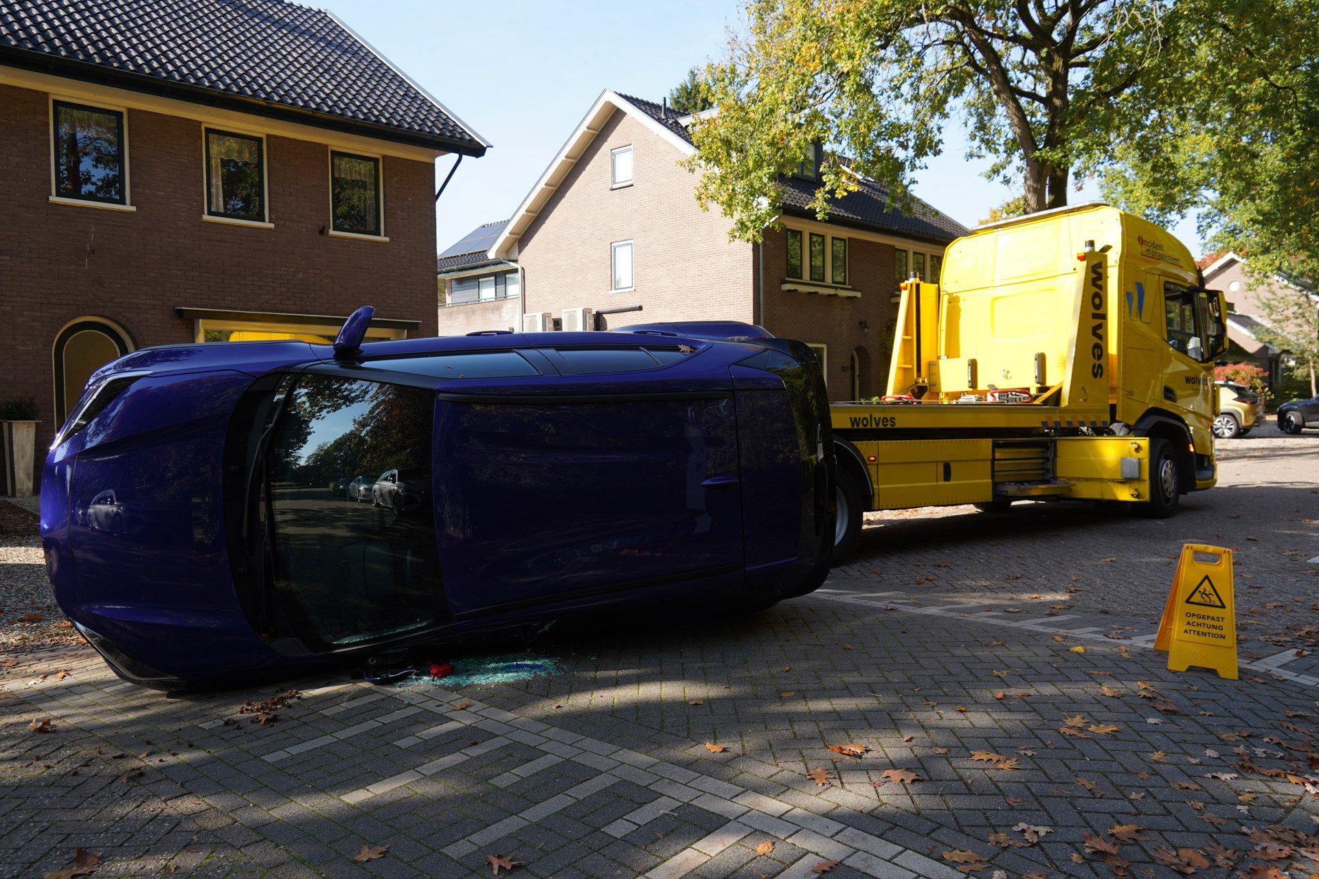 Auto belandt op zijkant na botsing met paaltje