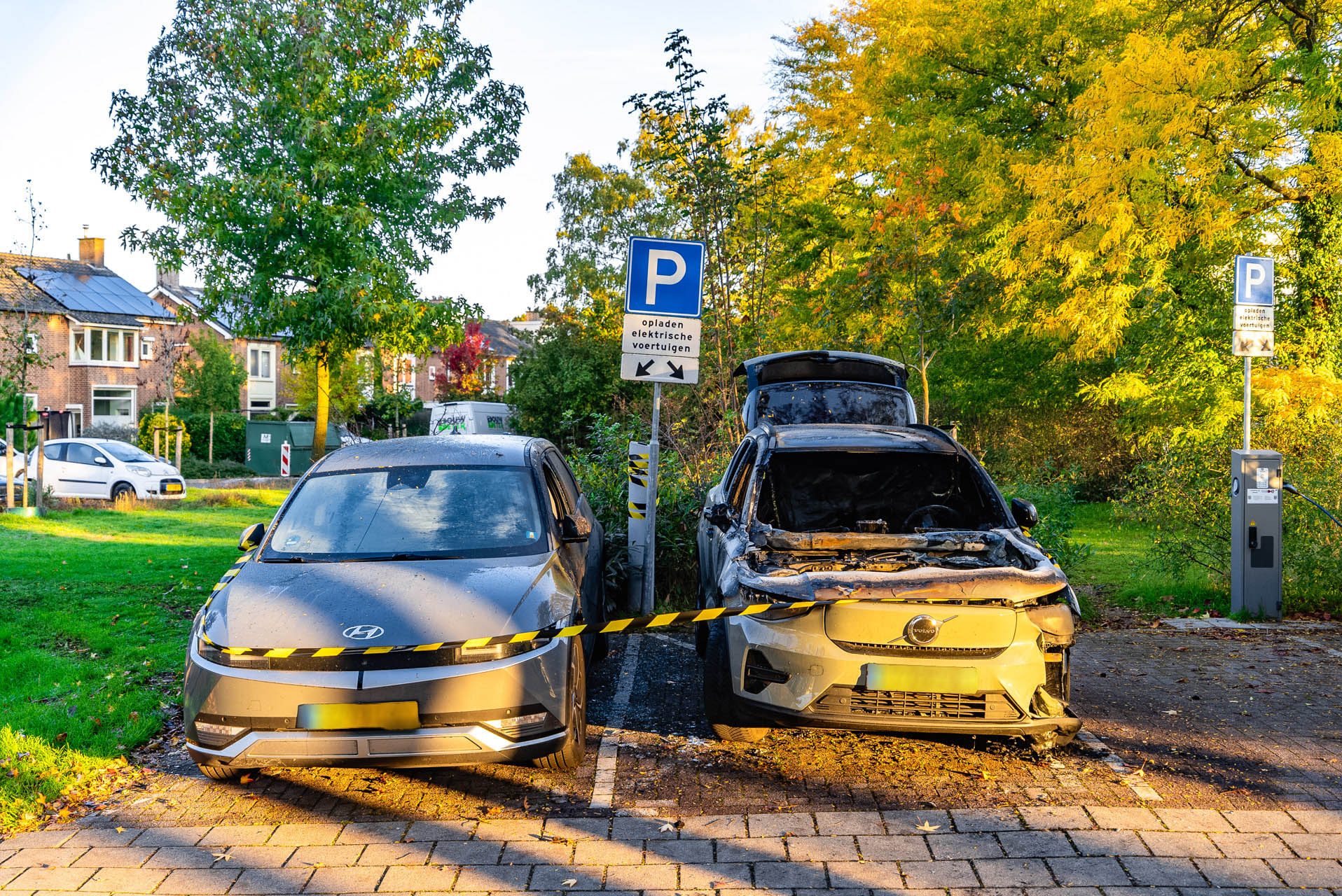 Geparkeerde auto gaat in vlammen op