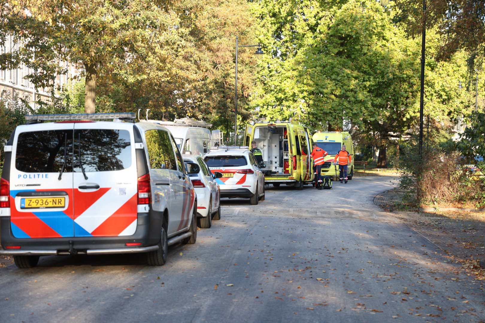 Persoon valt van dak en raakt gewond bij bedrijfsongeval