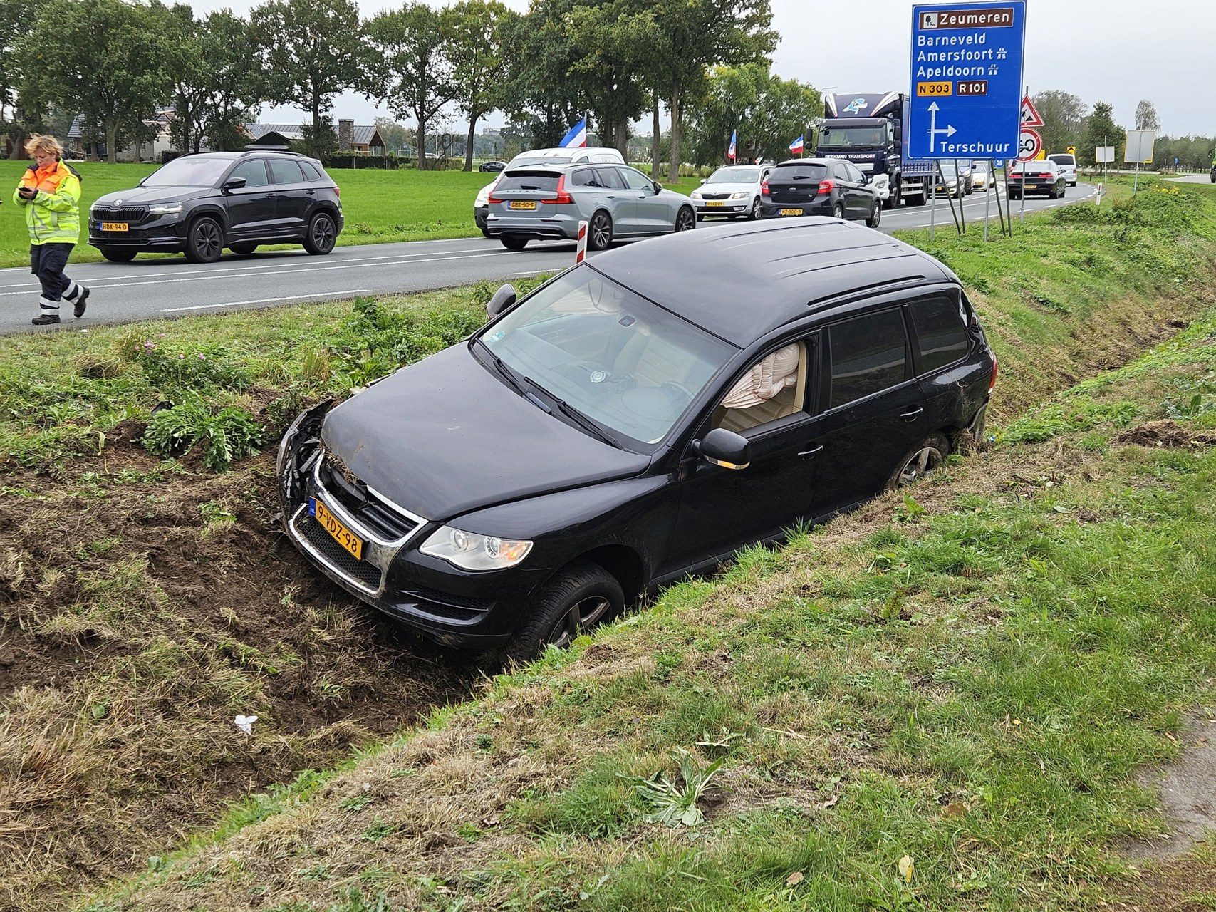 Automobiliste belandt met auto in sloot, bestuurster blijft ongedeerd