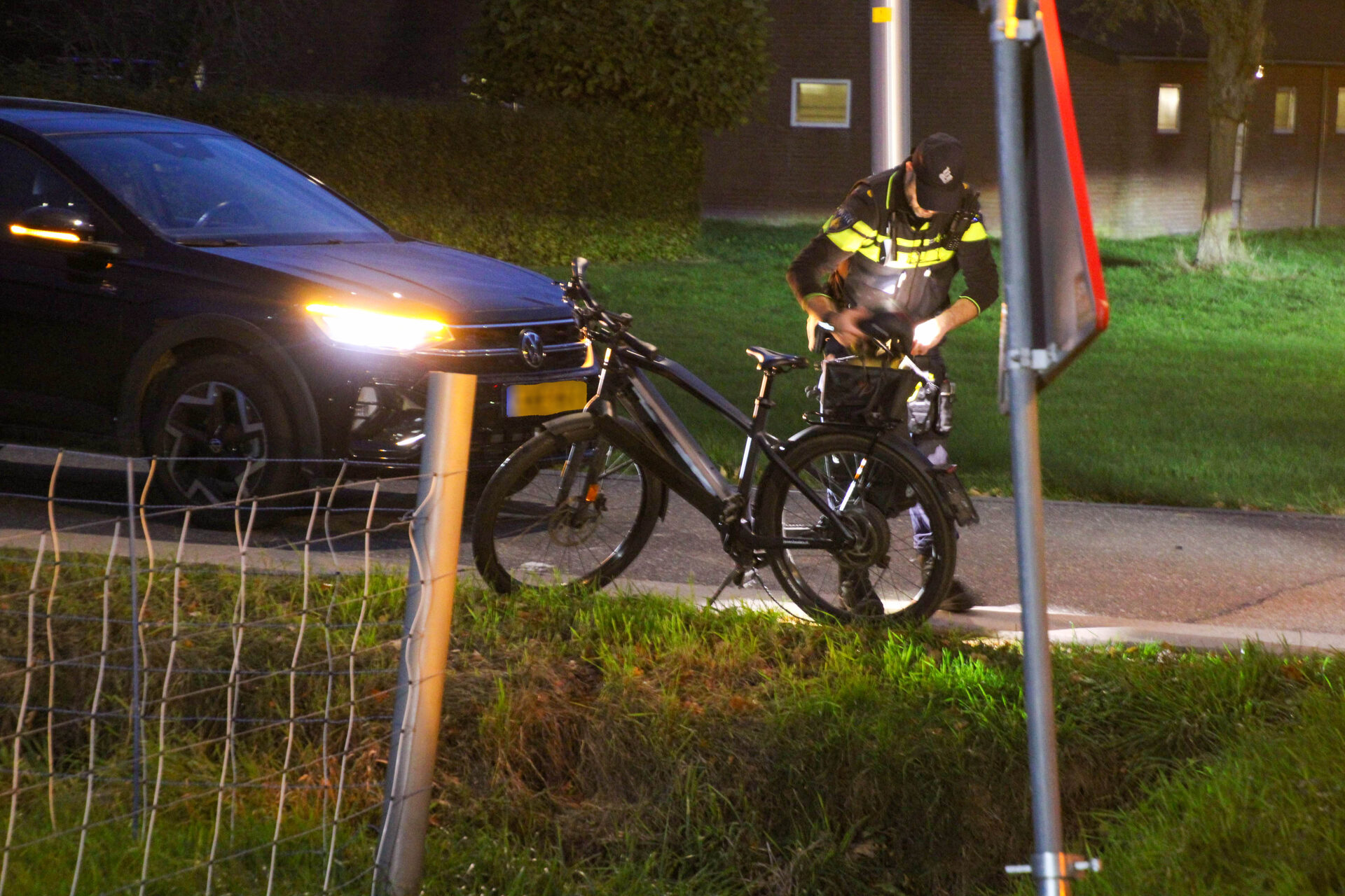 Fietser op speed pedelec gewond bij botsing met busje