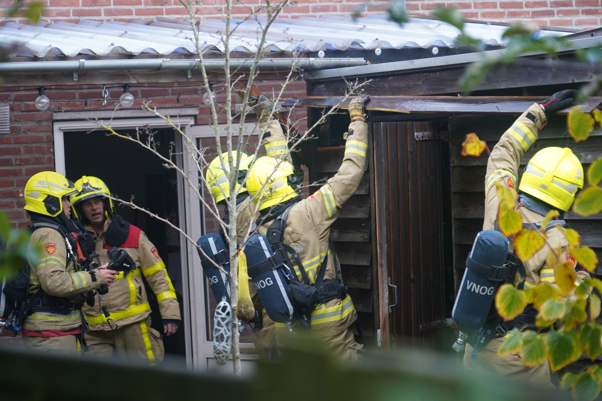 Brand in schuur snel geblust, brandweer voert sloopwerk uit