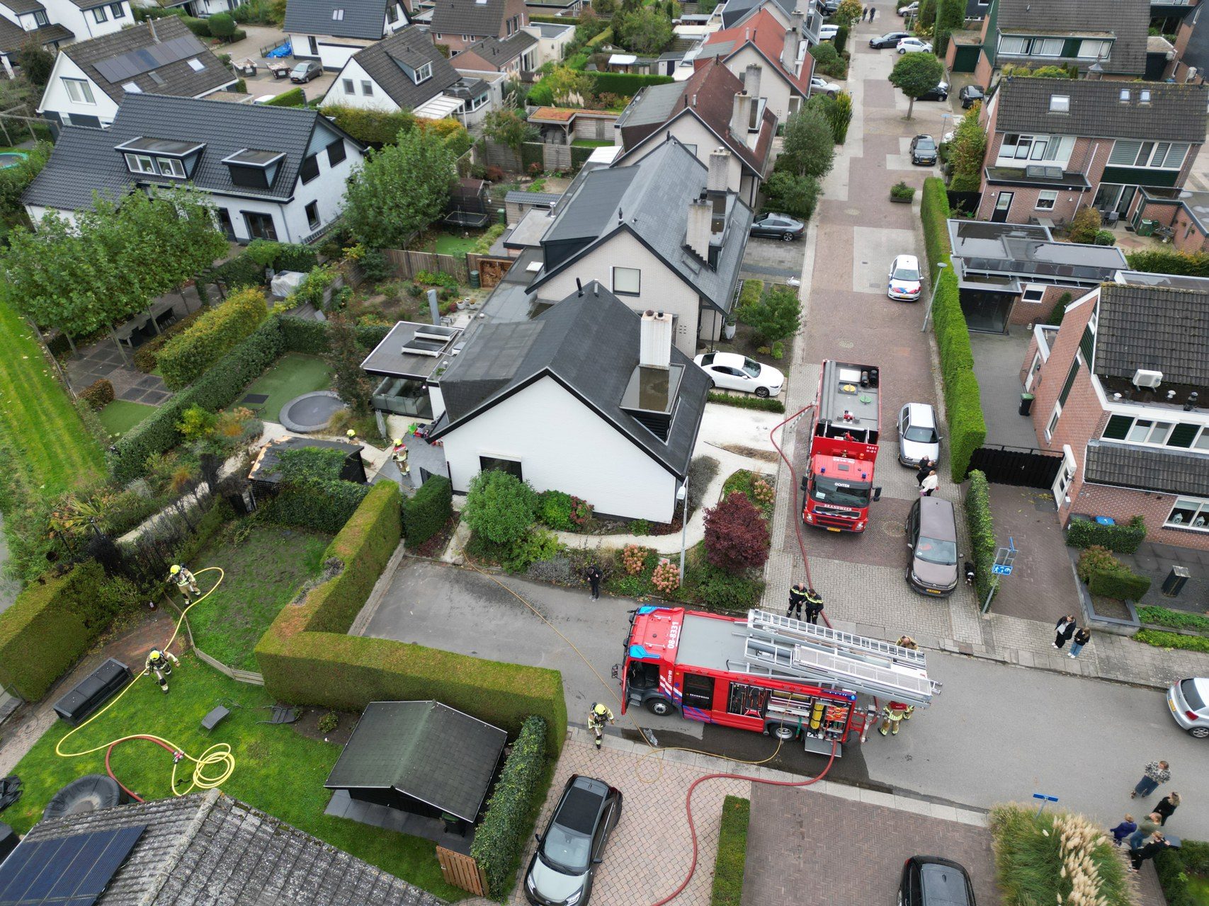 Brandweer moet dak van schuur openbreken om brand te blussen