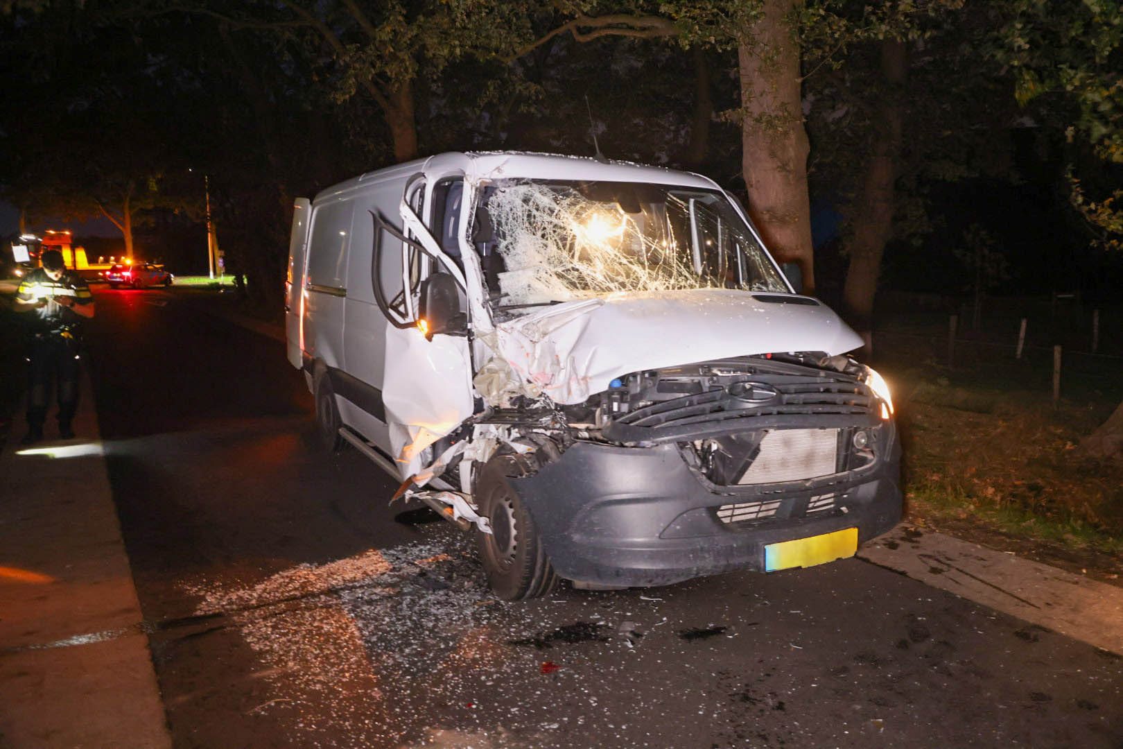 Bestelbus knalt achter op stilstaande vrachtwagen