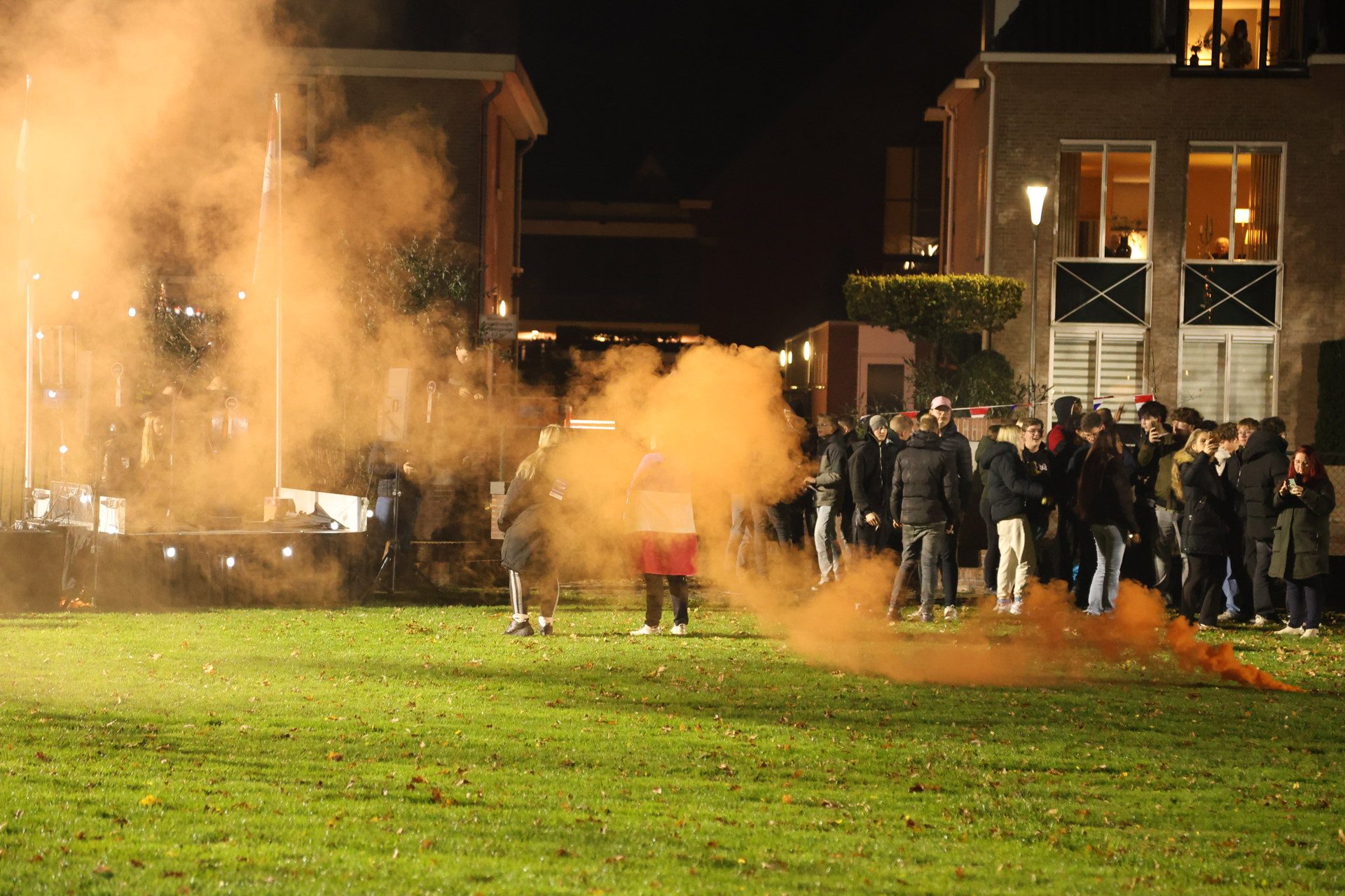 Demonstranten verzamelen zich voor bijeenkomst over azc
