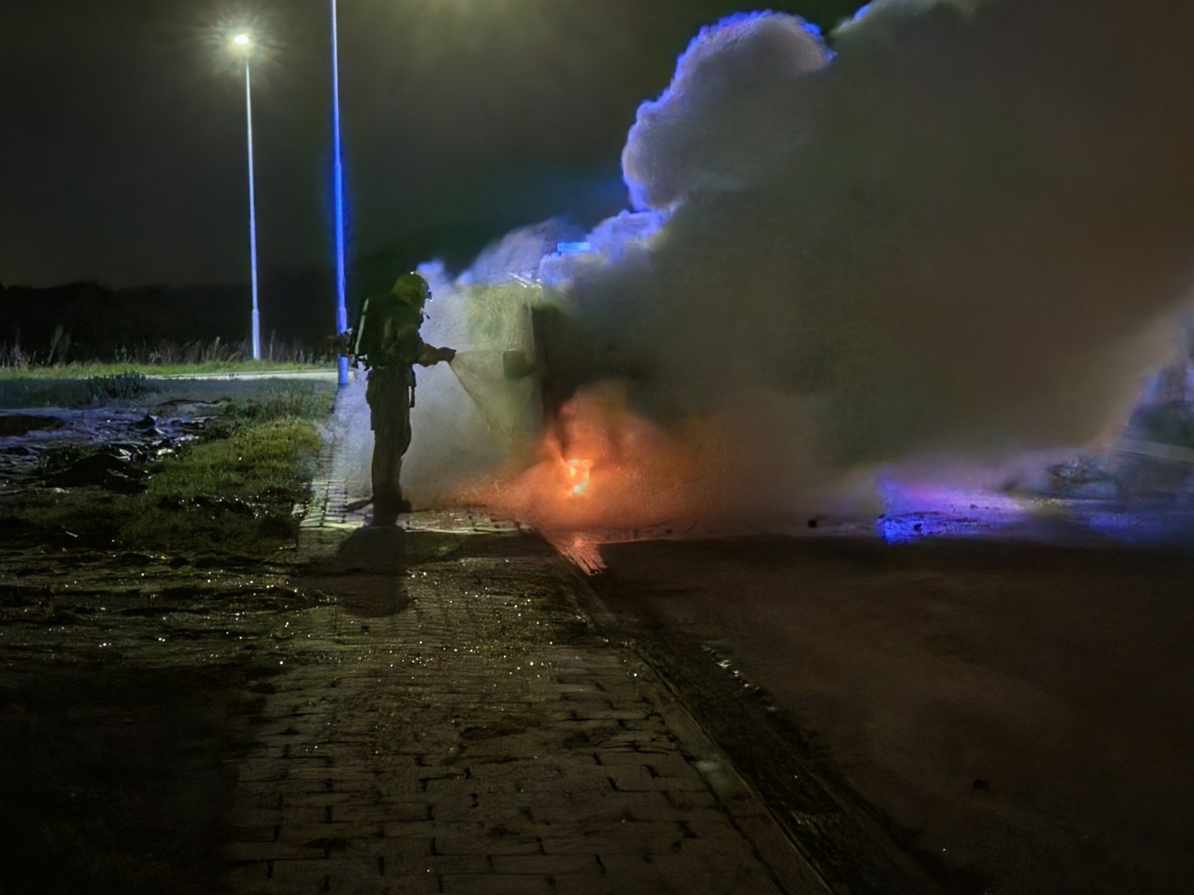 Brandweer treft volledig brandende bestelbus aan