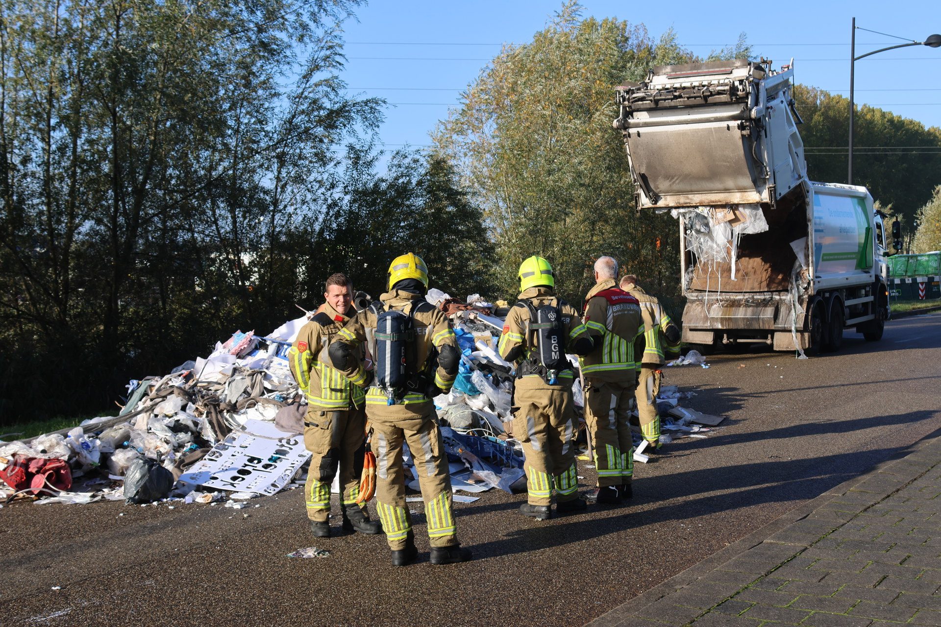 Vuilniswagen dumpt volledige lading op straat na rookontwikkeling