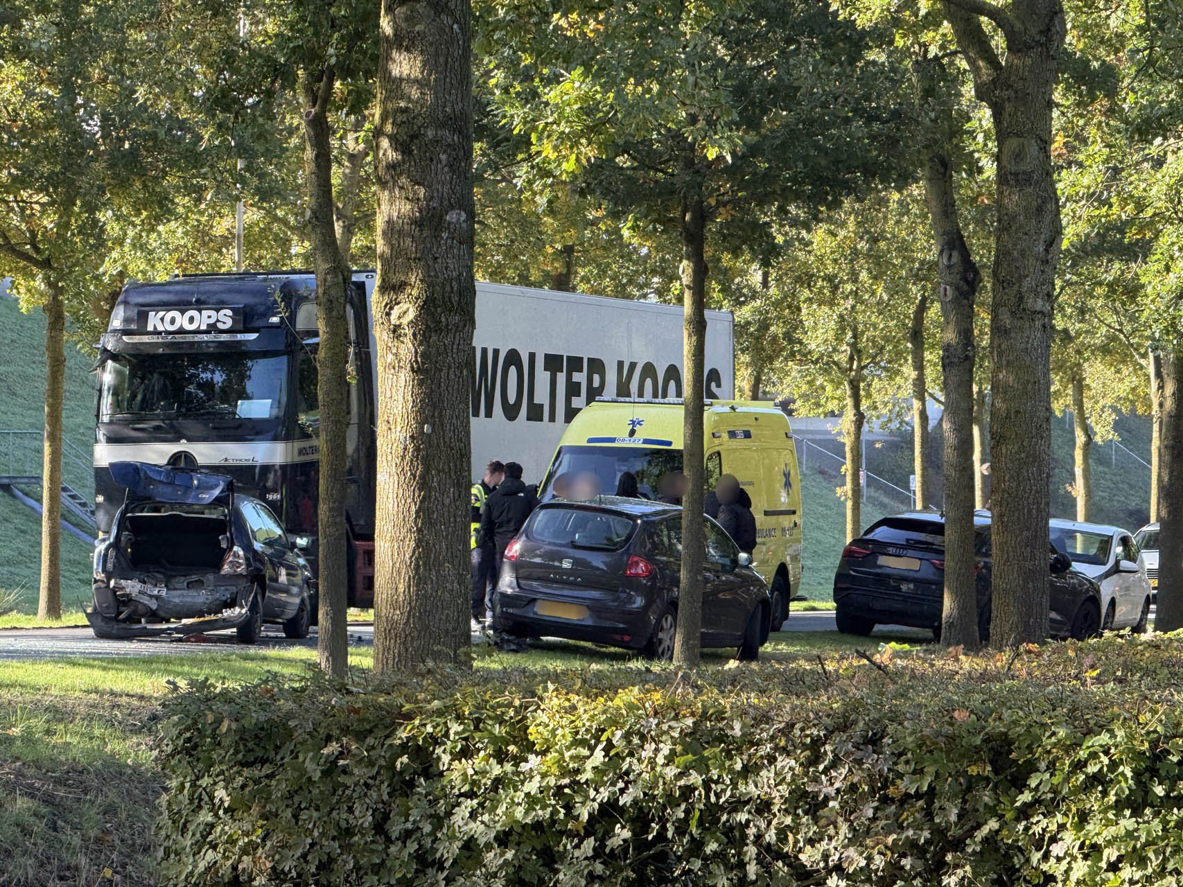 Twee auto’s total loss na kop-staartaanrijding