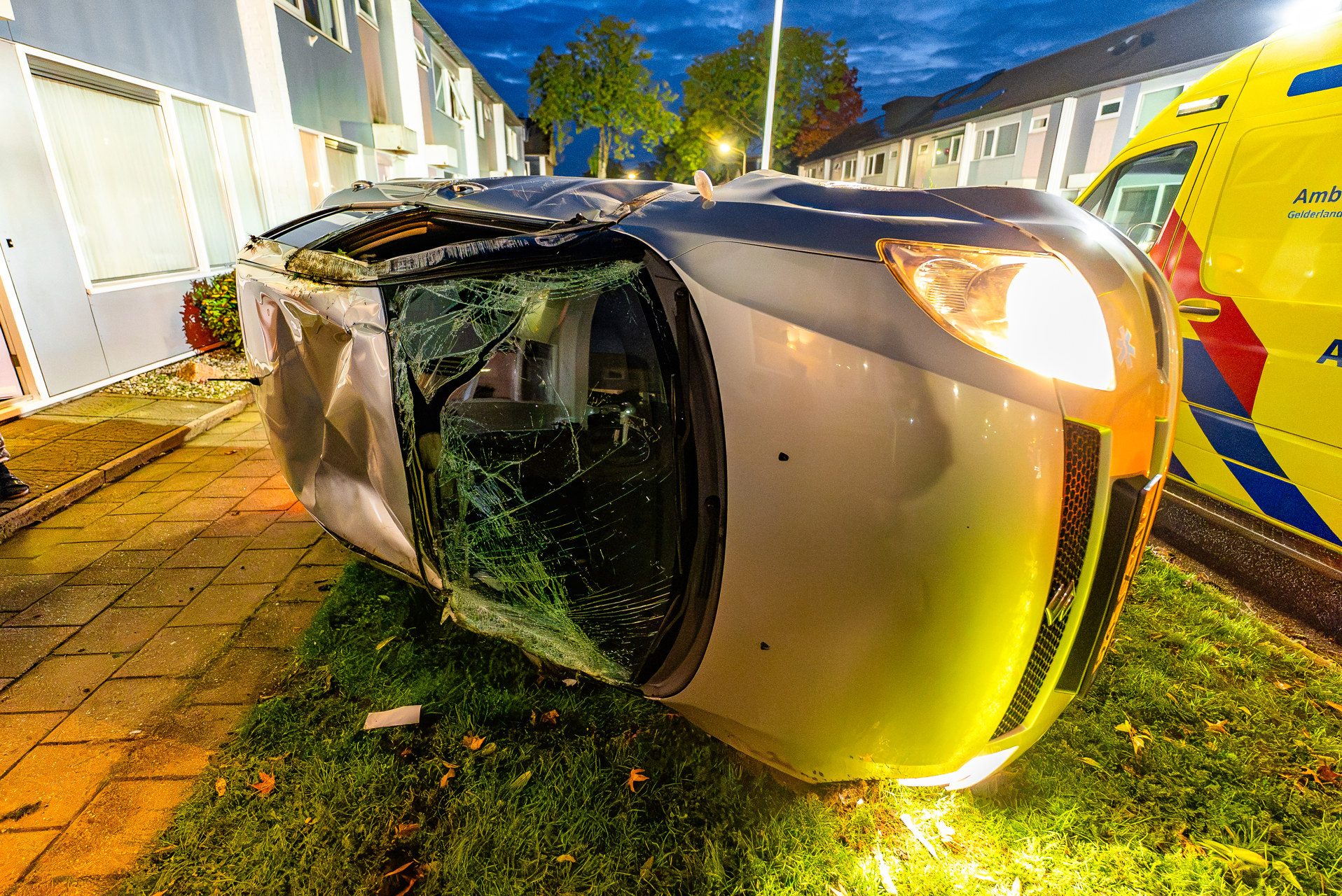 Auto slaat op zijkant en komt vlak voor woning tot stilstand