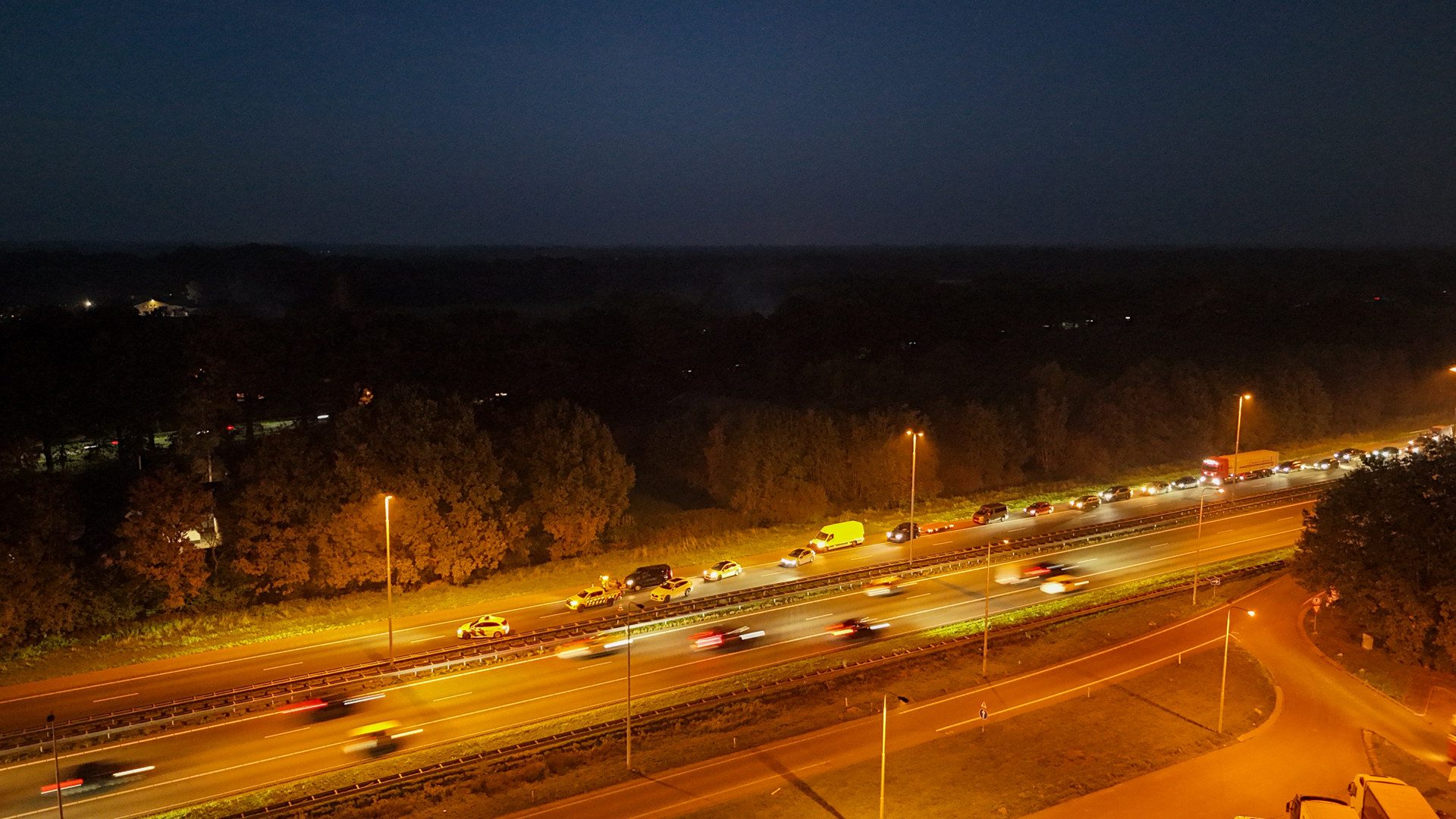 Meerdere auto’s en bakwagen botsen op A1, snelweg volledig afgesloten