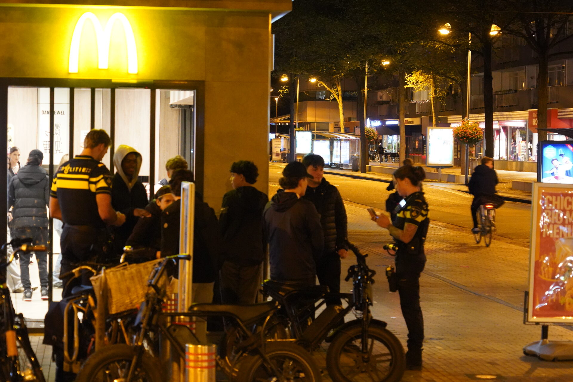 Opnieuw onrust bij McDonald’s, politie stuurt groepen jongeren weg